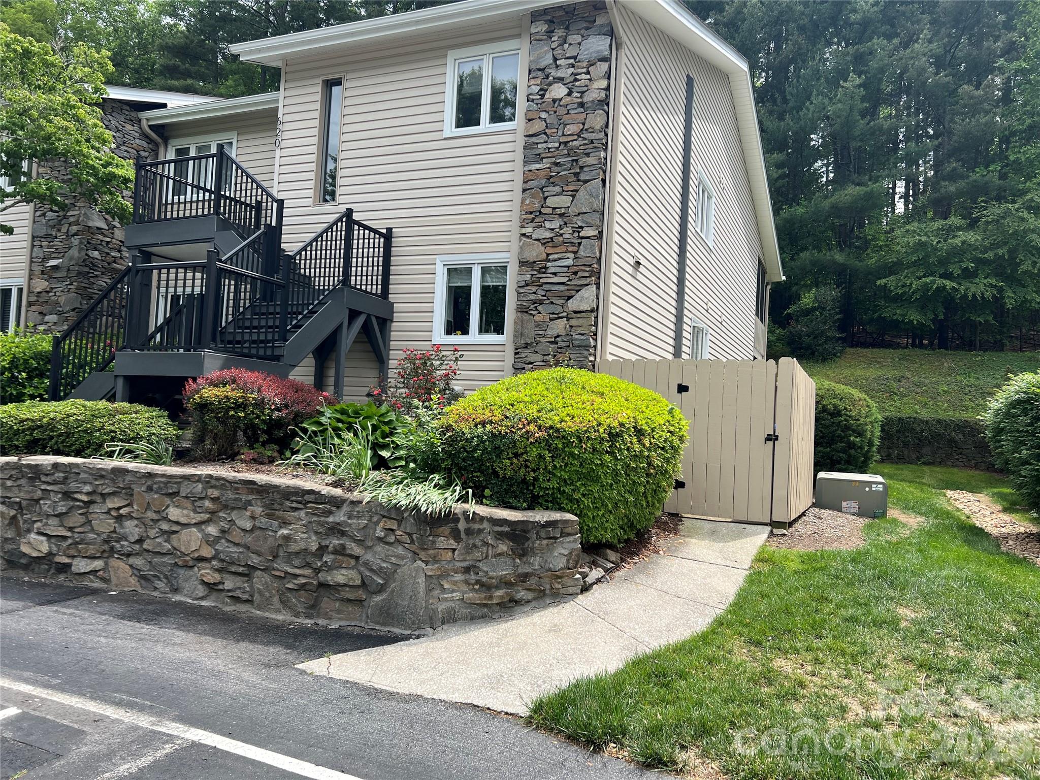 610 Britton Creek Drive — Hendersonville