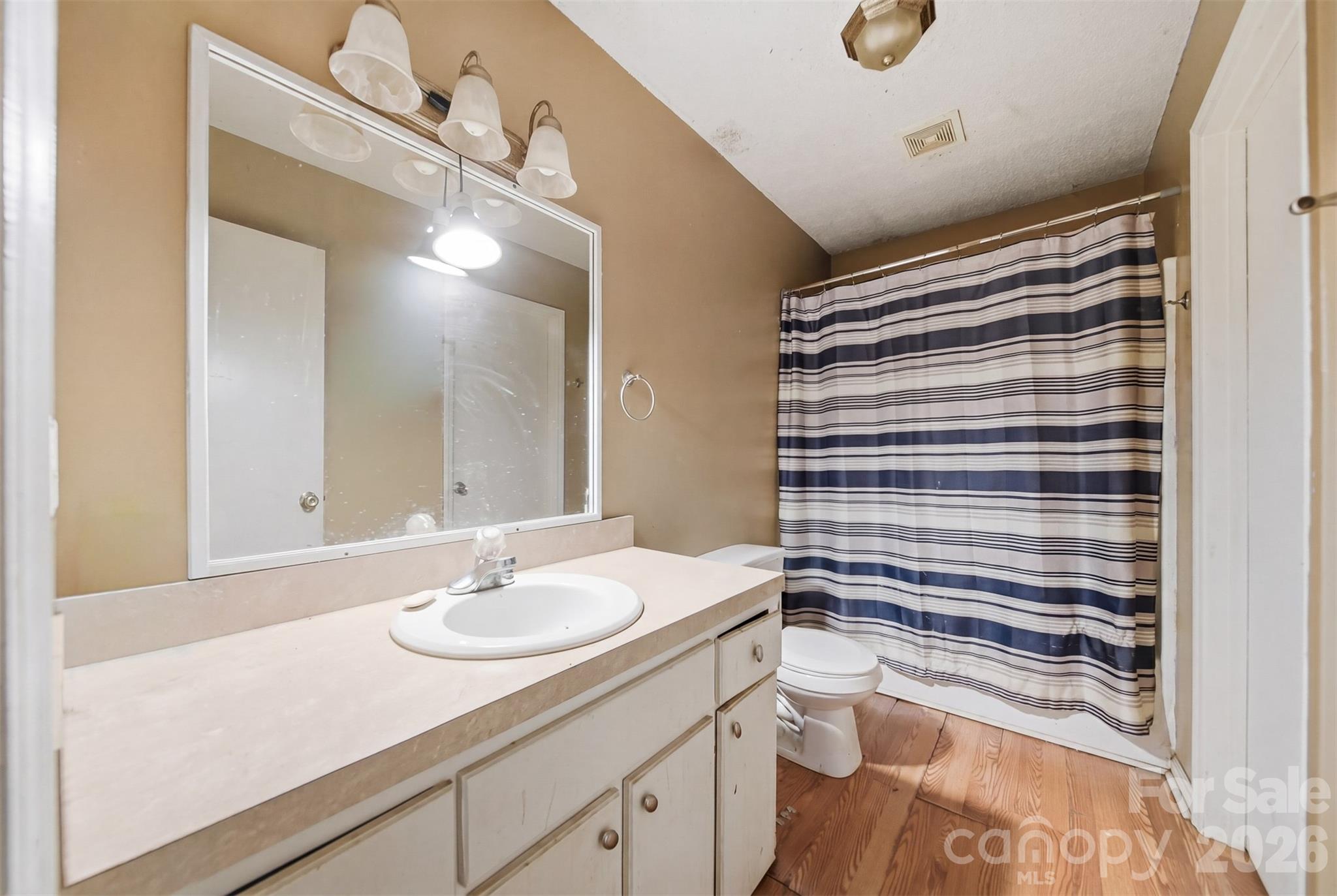 1006 Perkins Place — Lenoir