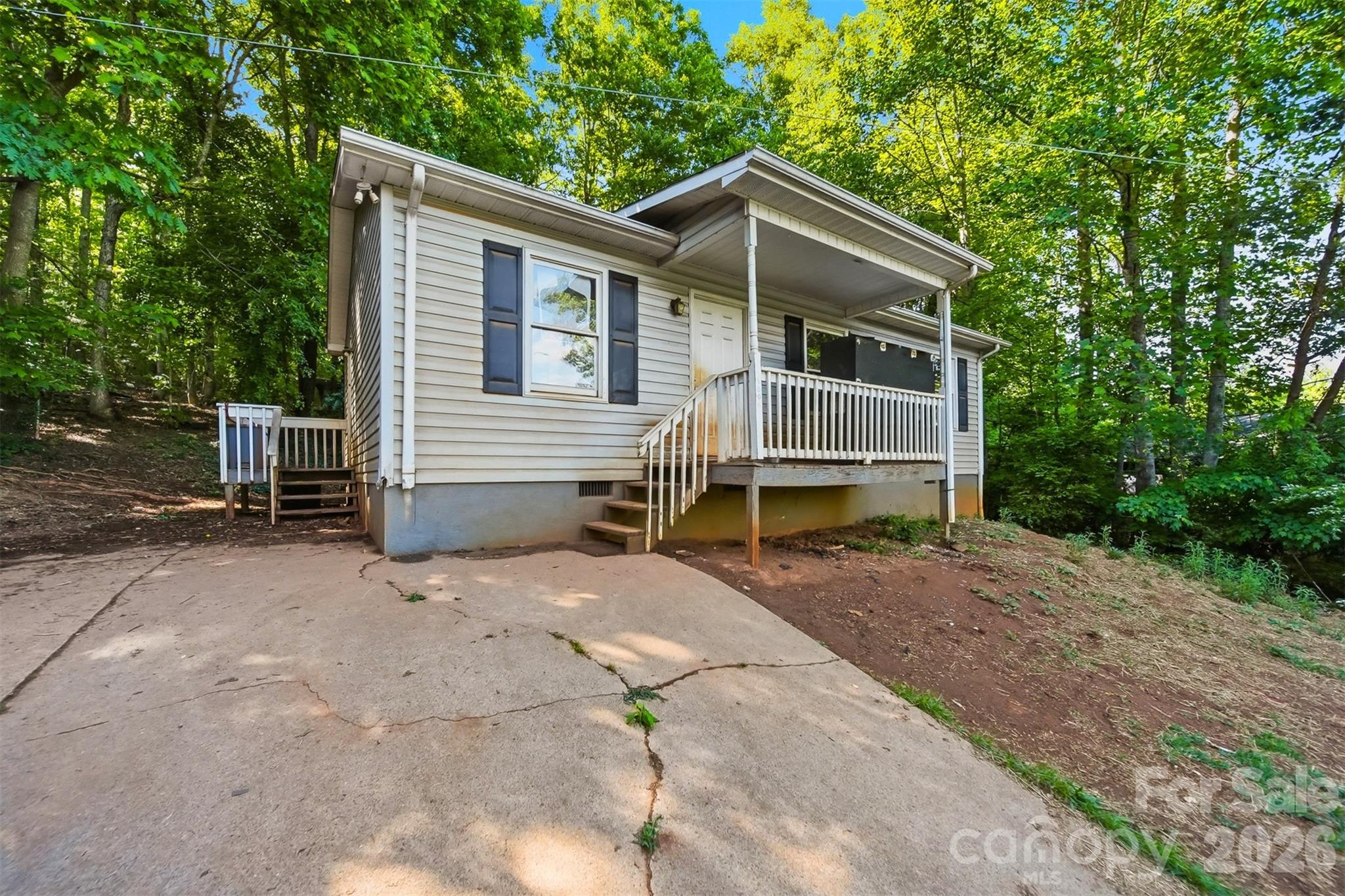 1006 Perkins Place — Lenoir