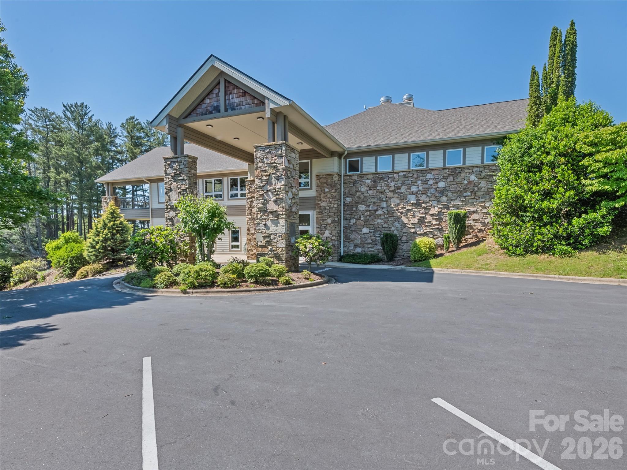5 Split Creek Court — Mills River