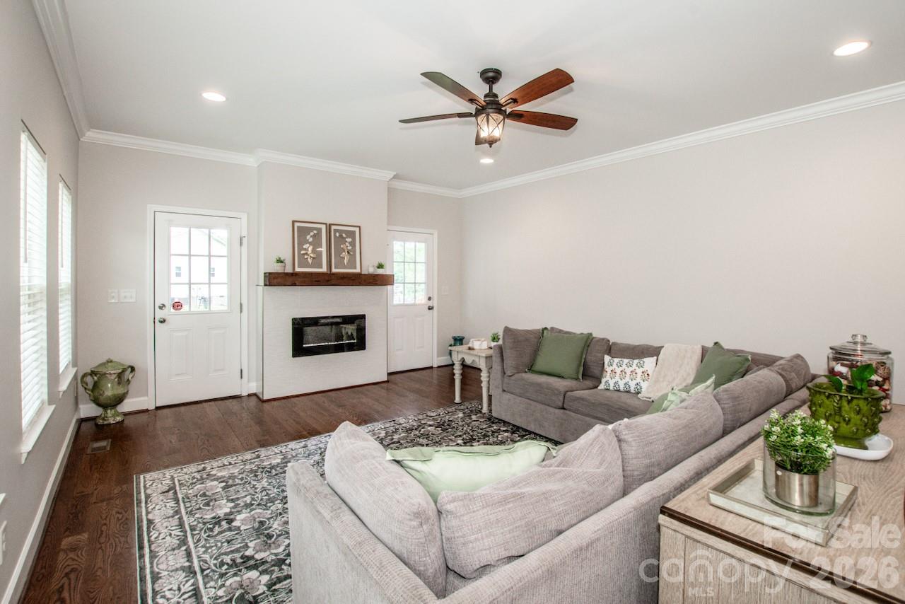 3211 Oakdale Road — Charlotte