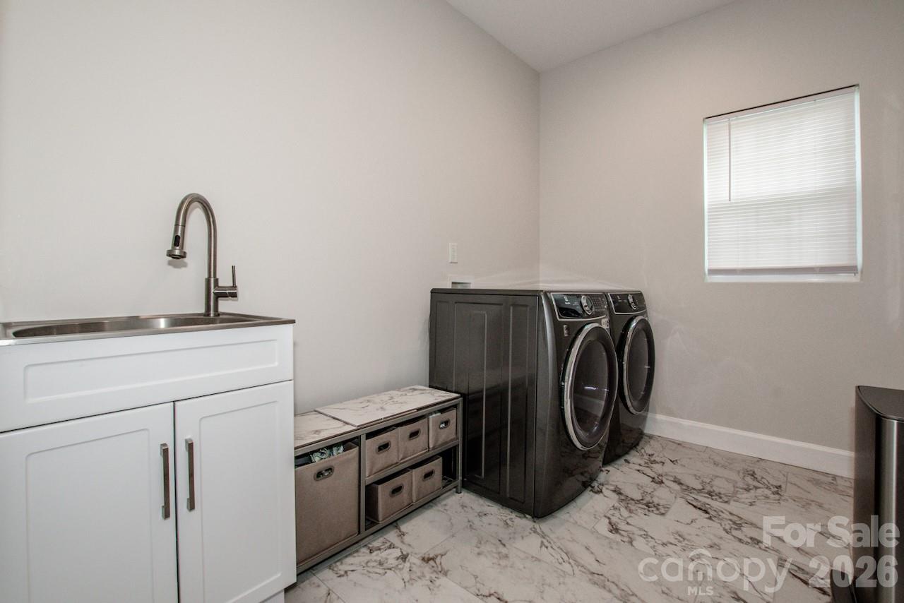 3211 Oakdale Road — Charlotte
