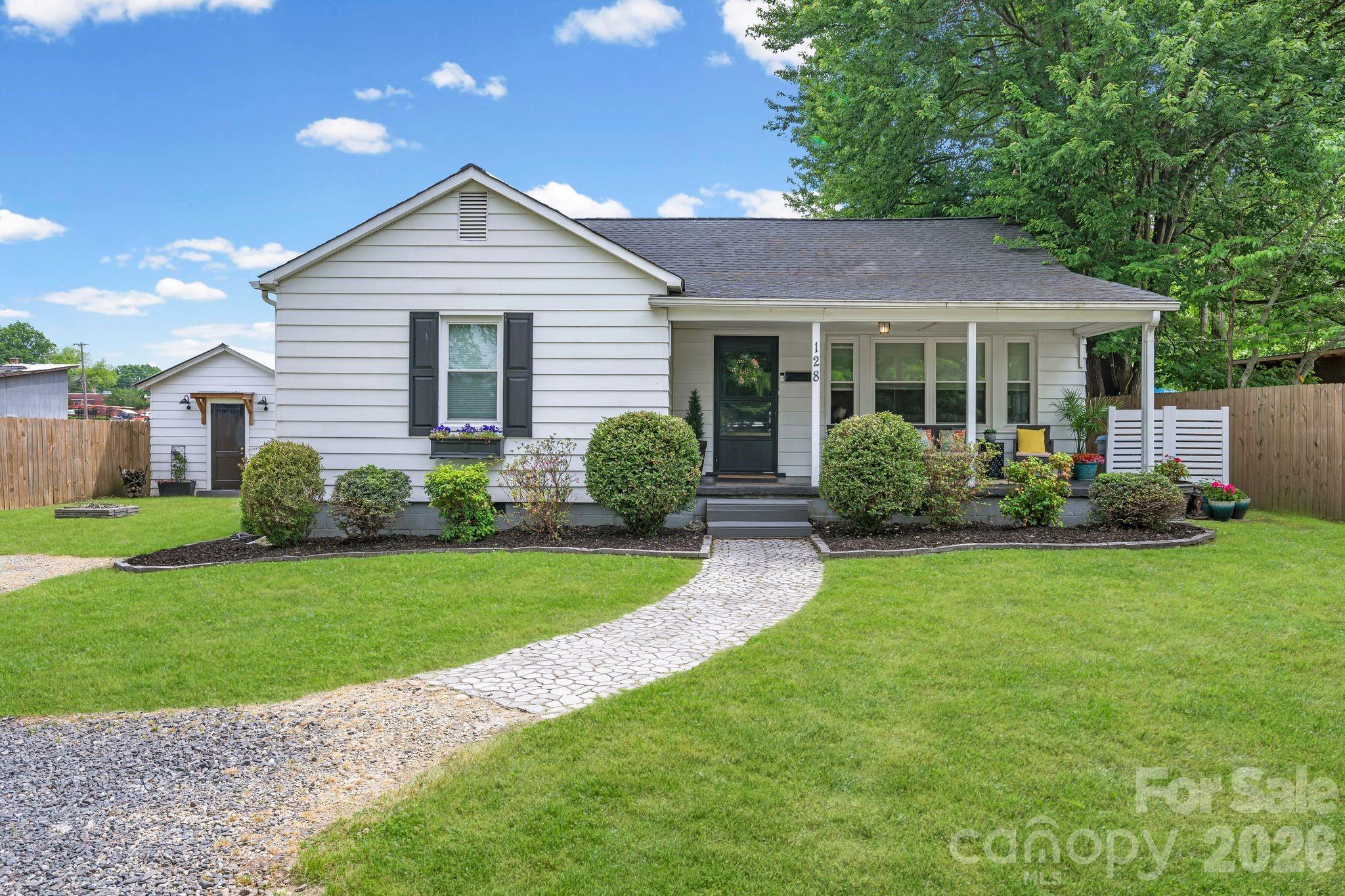 128 Avon Street — Mocksville