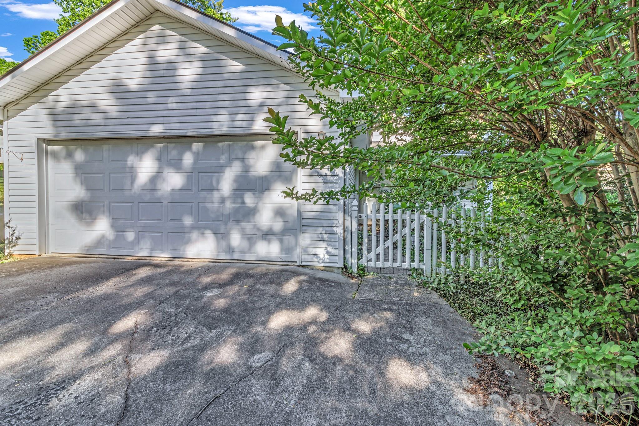 105 Amelia Drive — Hendersonville