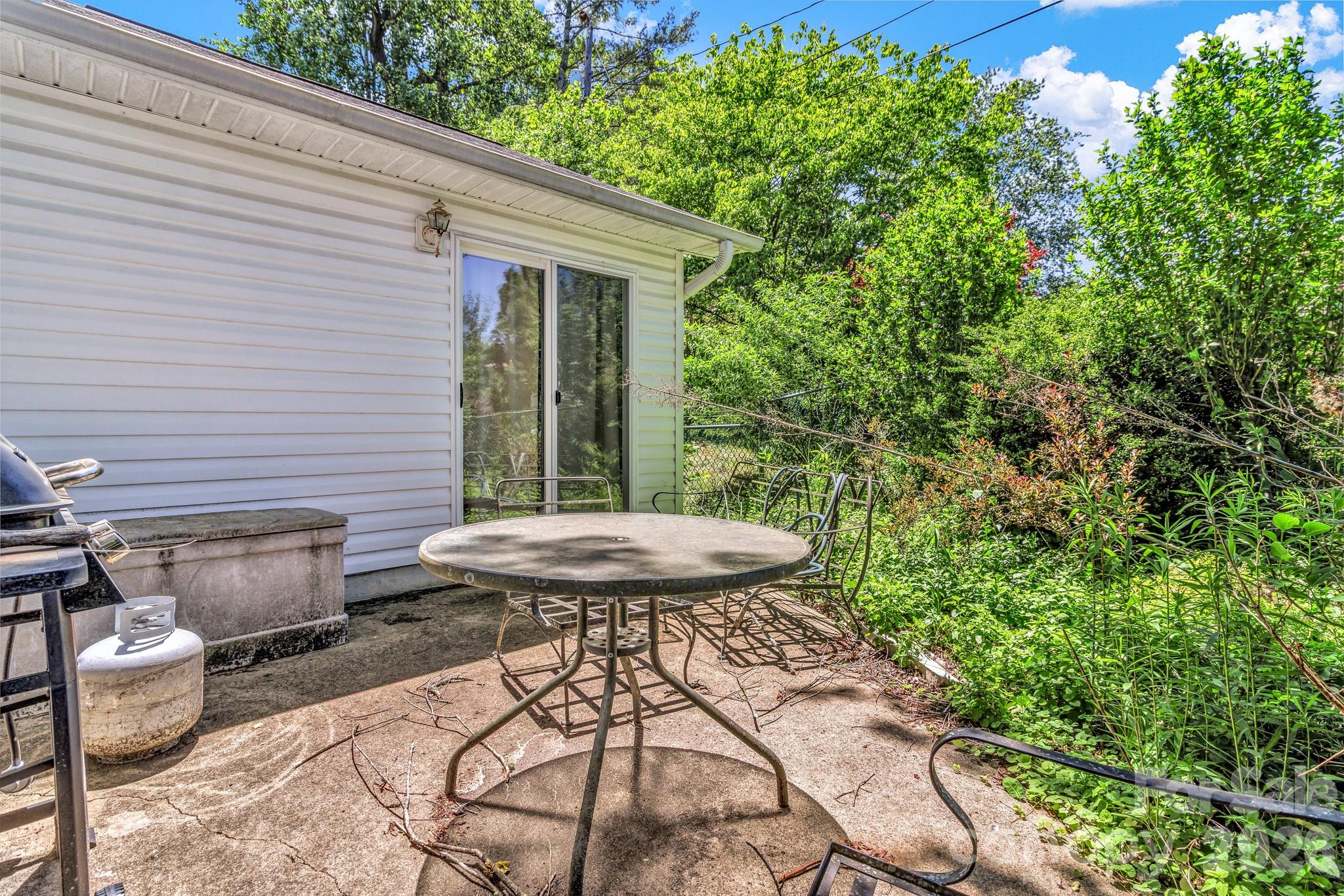 105 Amelia Drive — Hendersonville
