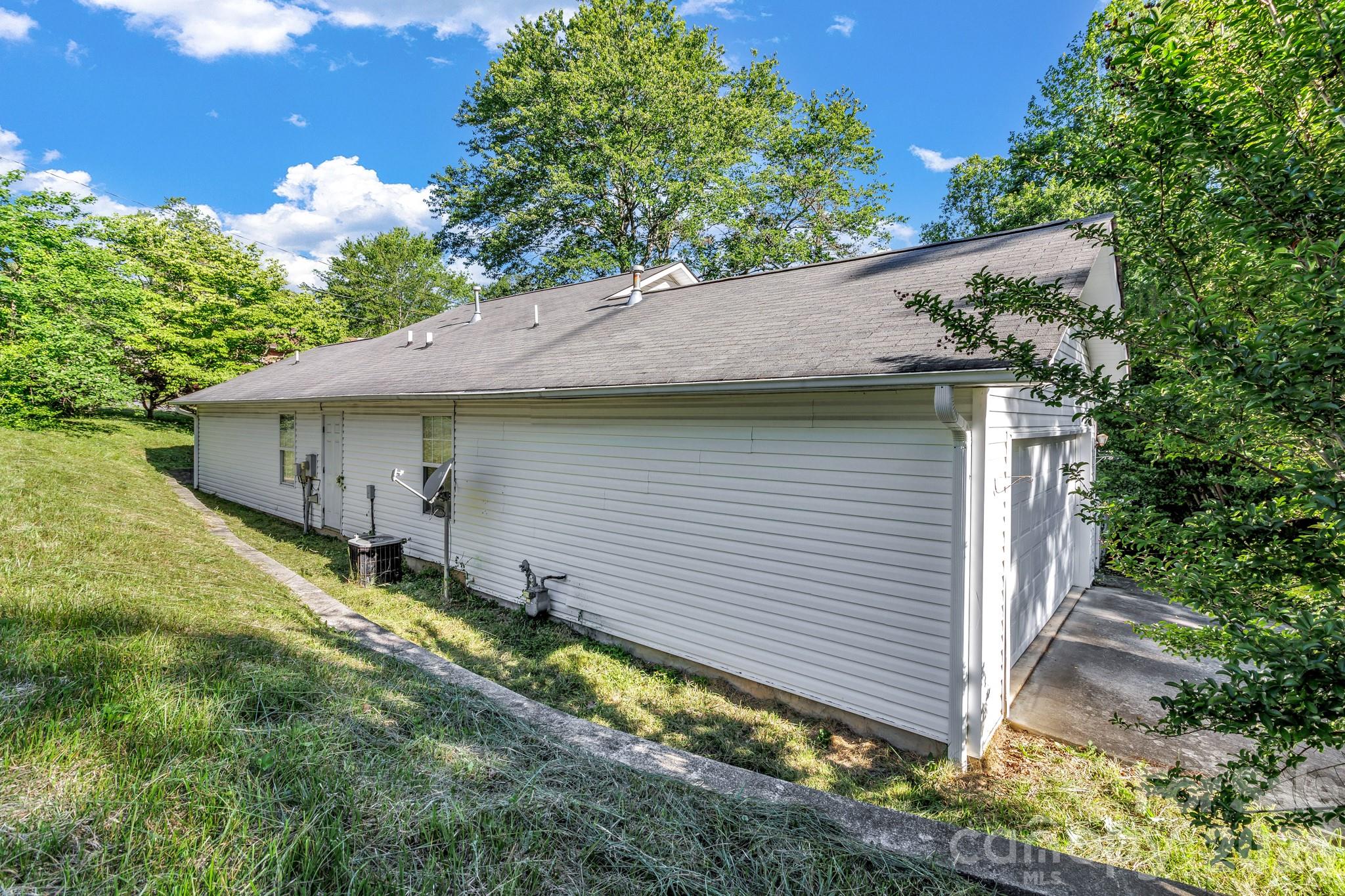 105 Amelia Drive — Hendersonville