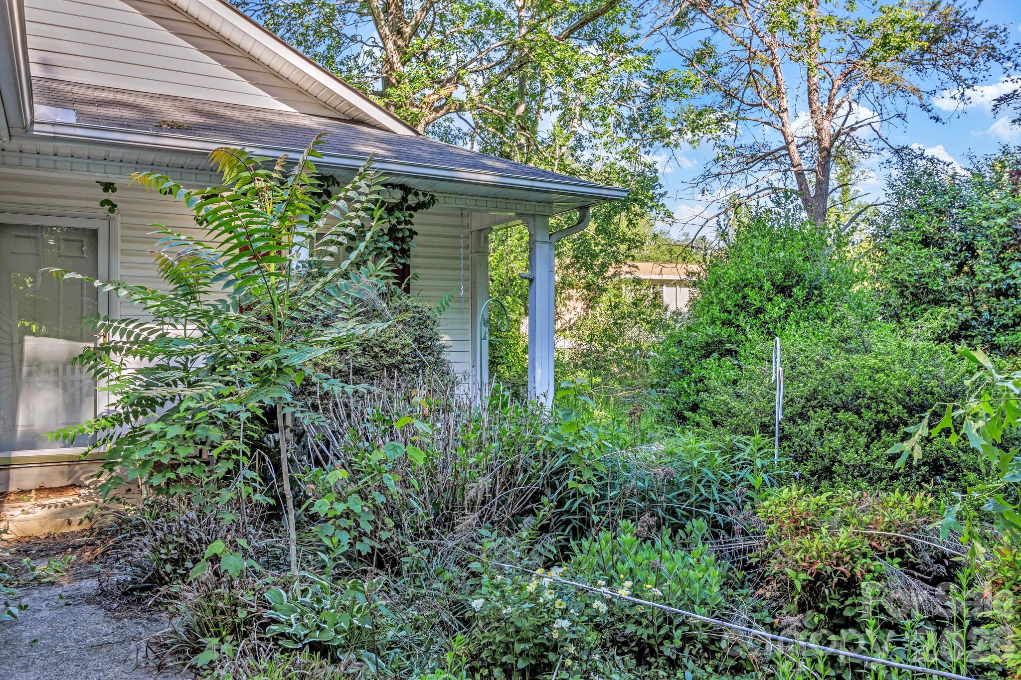 105 Amelia Drive — Hendersonville