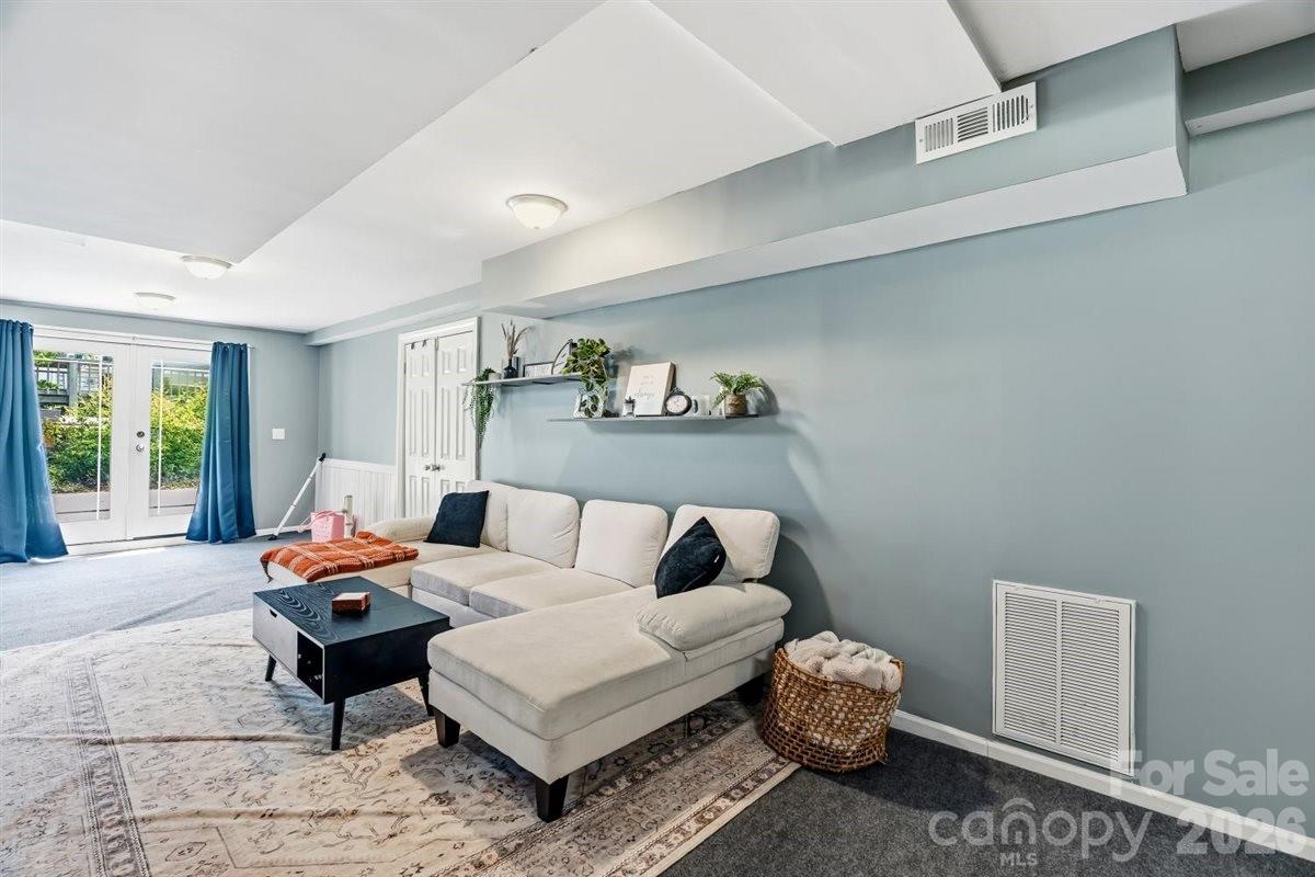 1177 Runway Drive — Hendersonville