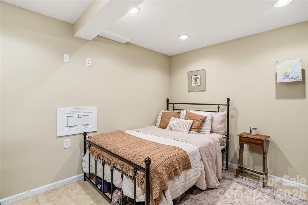 1177 Runway Drive — Hendersonville