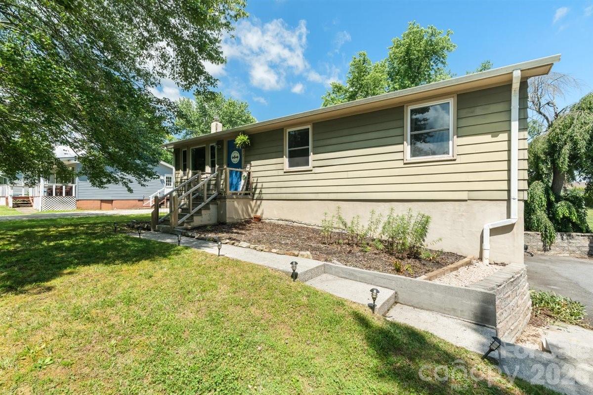 1177 Runway Drive — Hendersonville