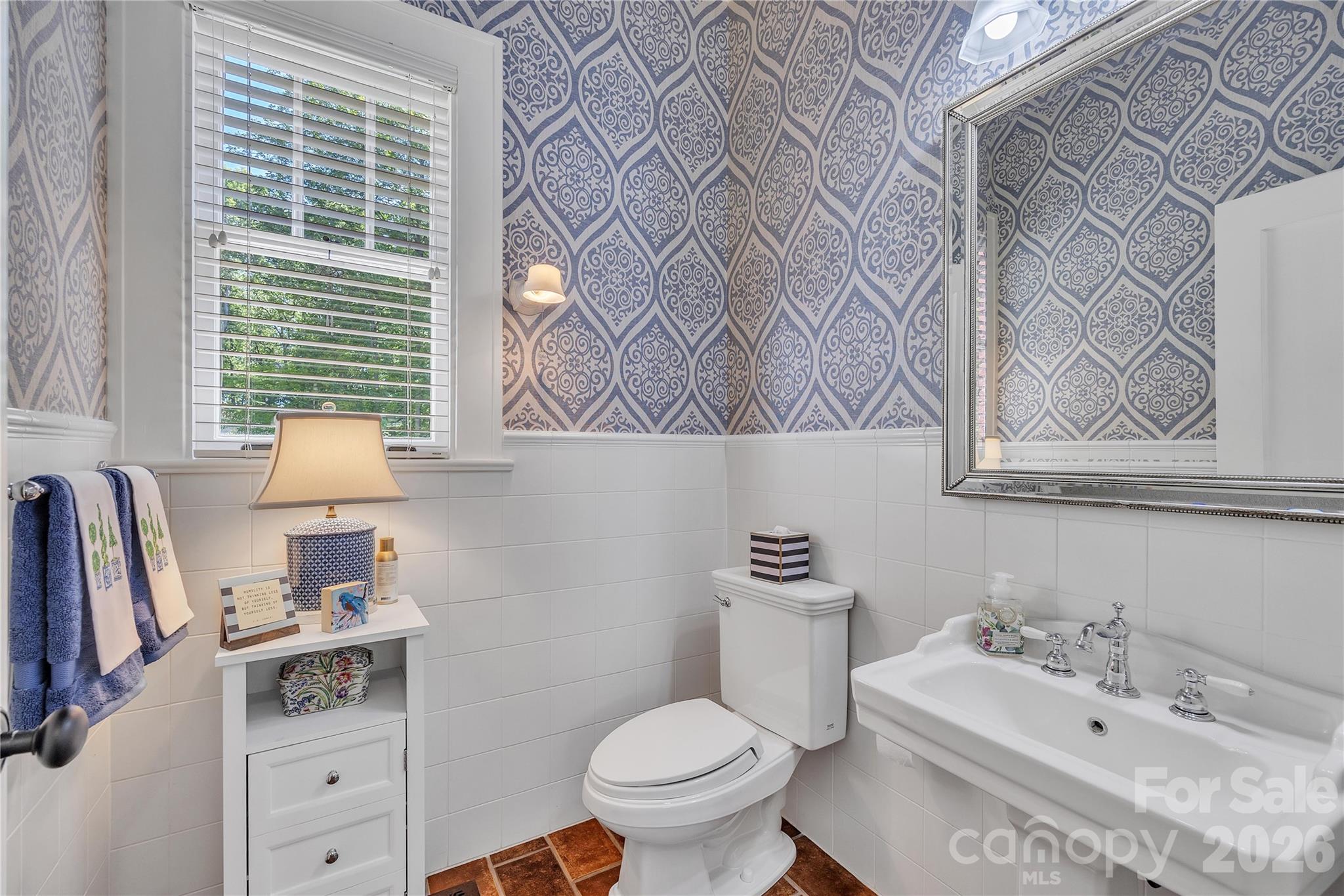 128 W Colonial Drive — Salisbury