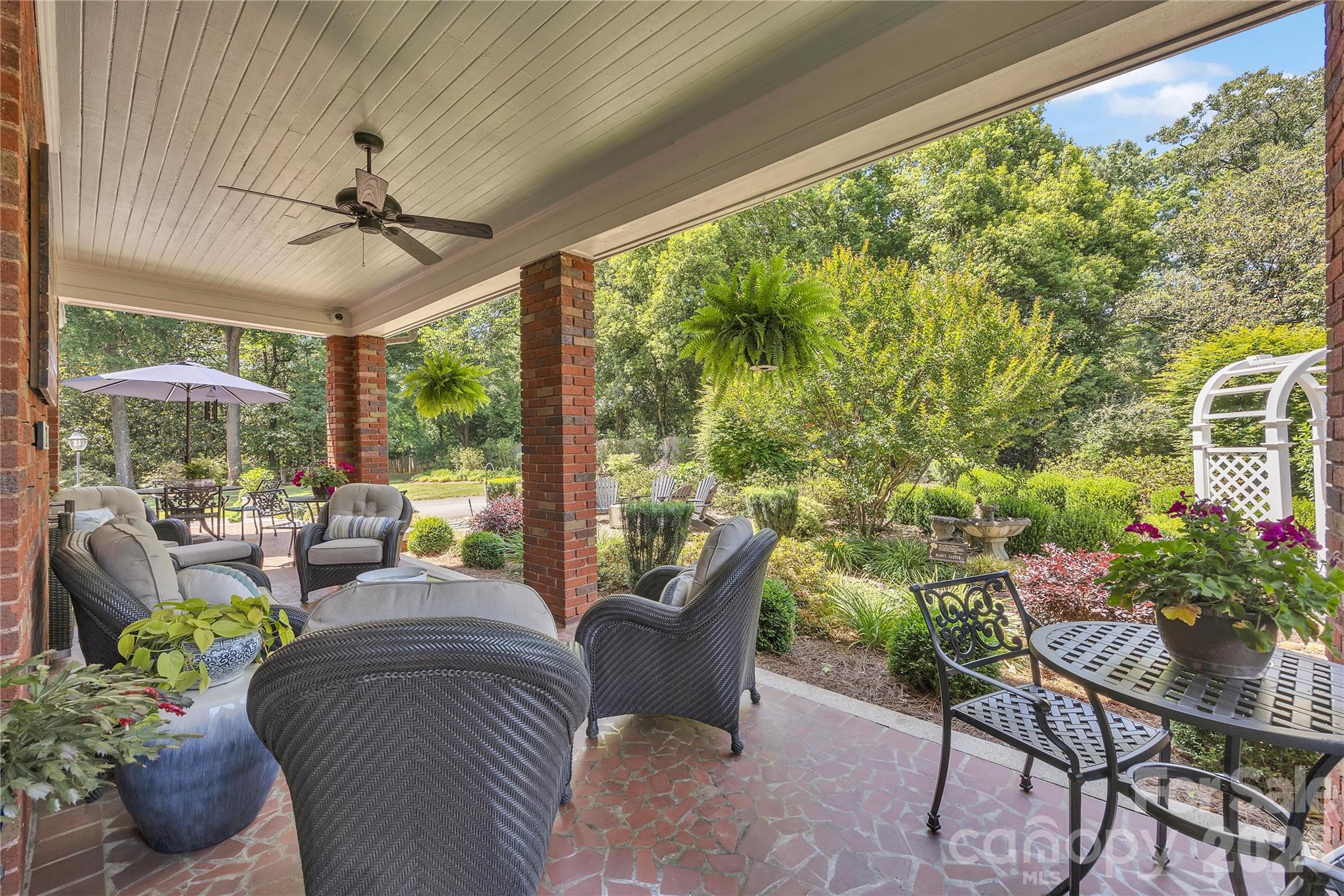 128 W Colonial Drive — Salisbury