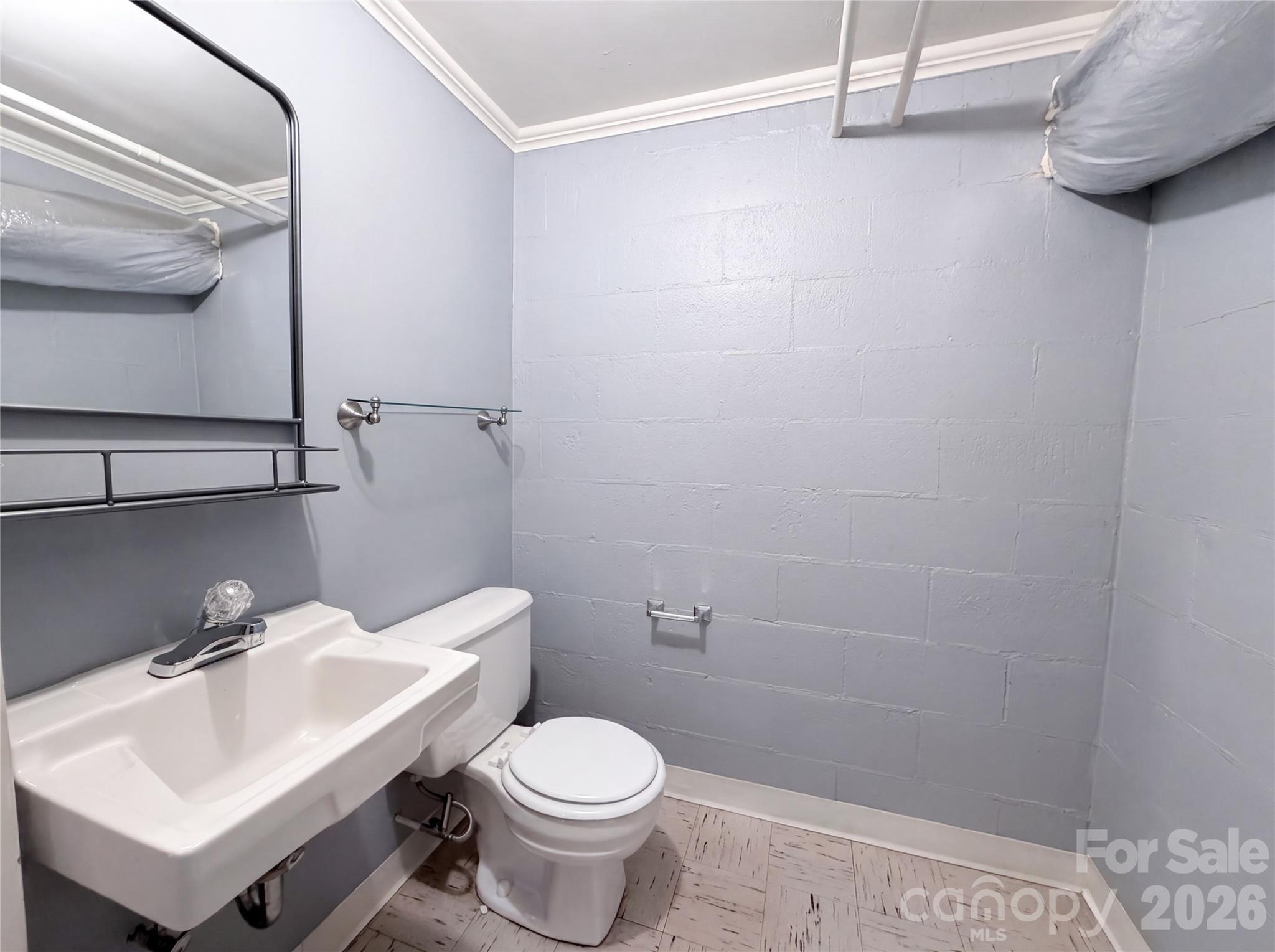 318 Valley Stream Road — Statesville