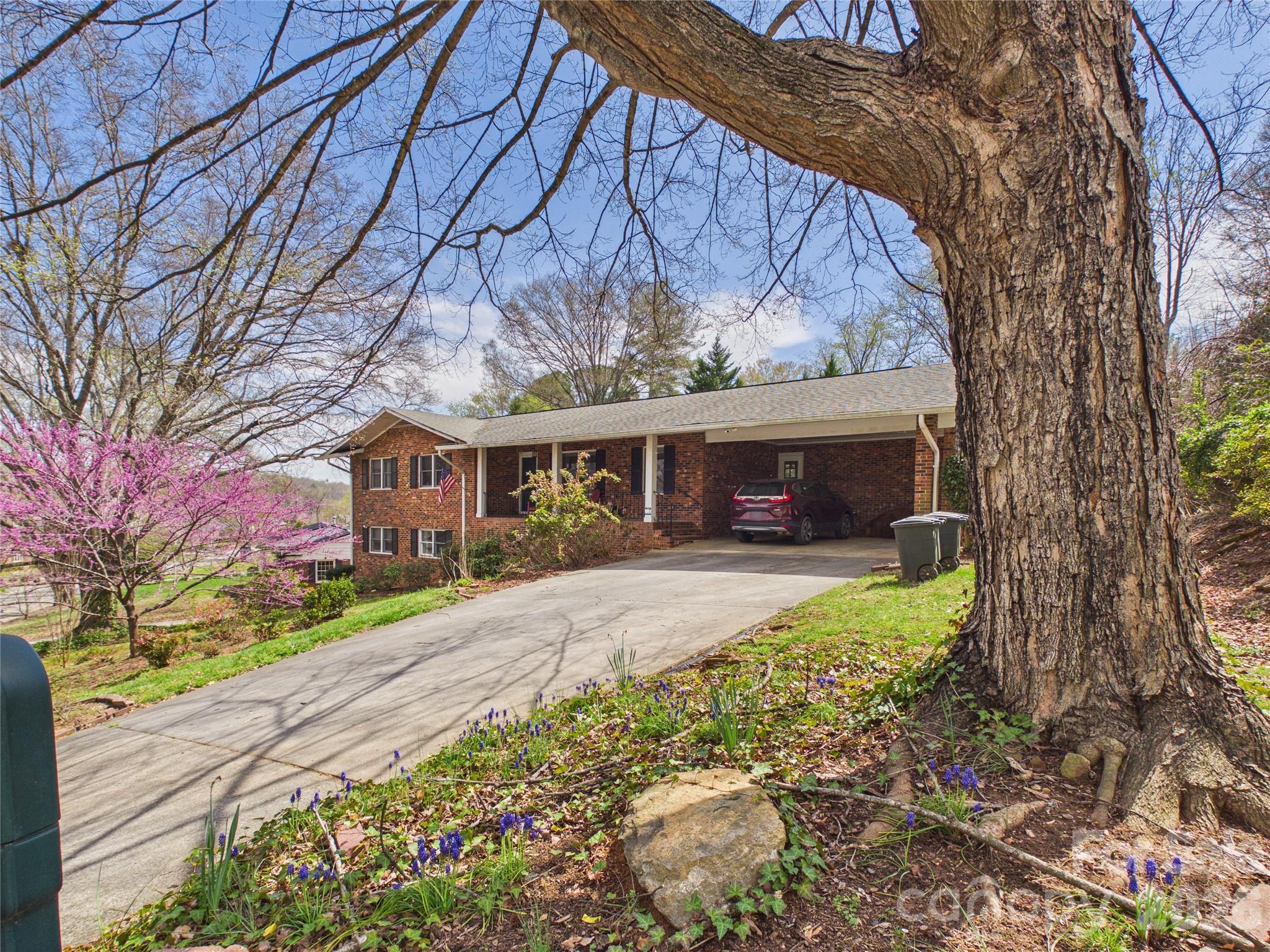 119 Creekside Drive — Morganton