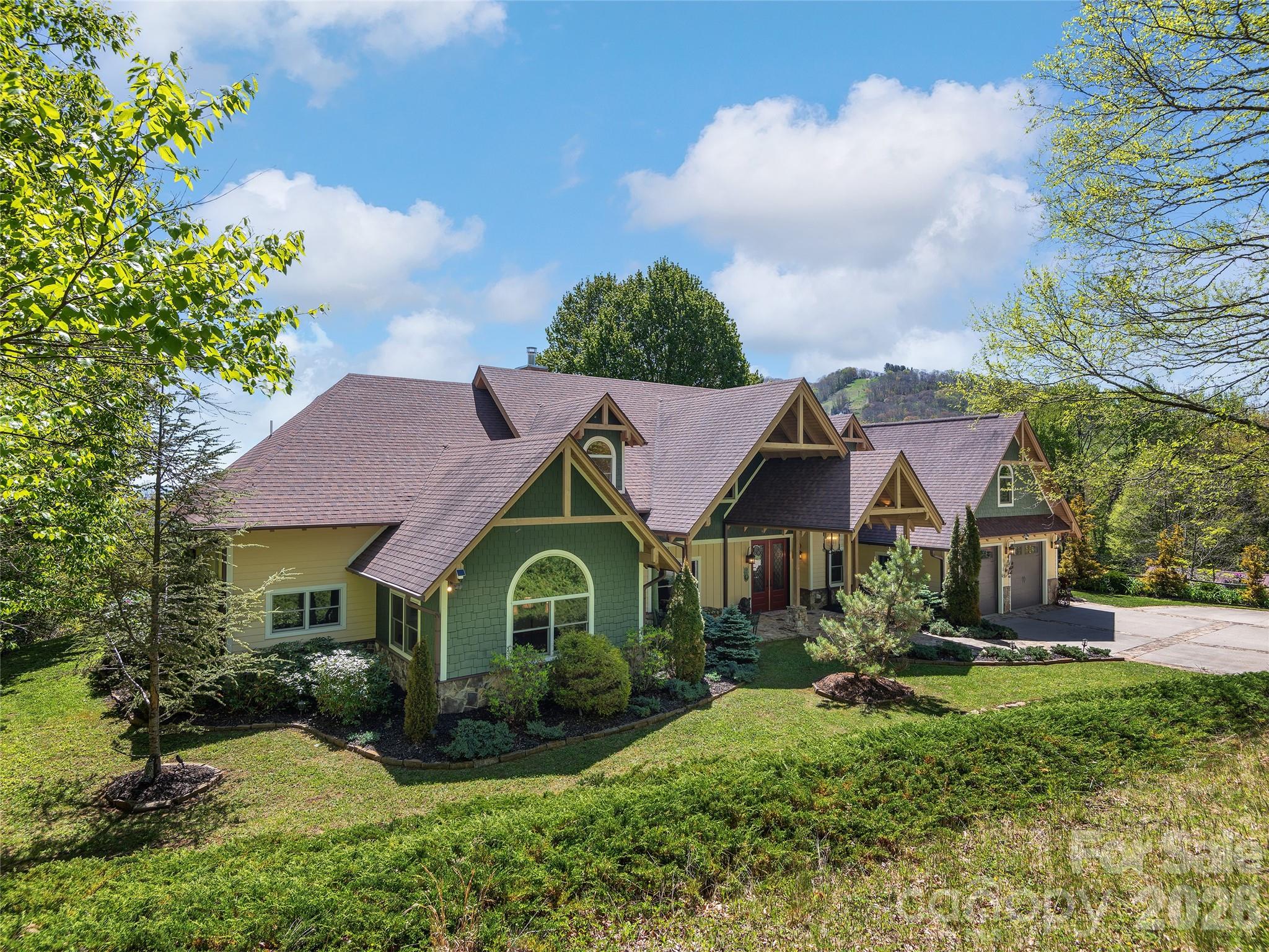 350 Snow Flake Lane — Maggie Valley
