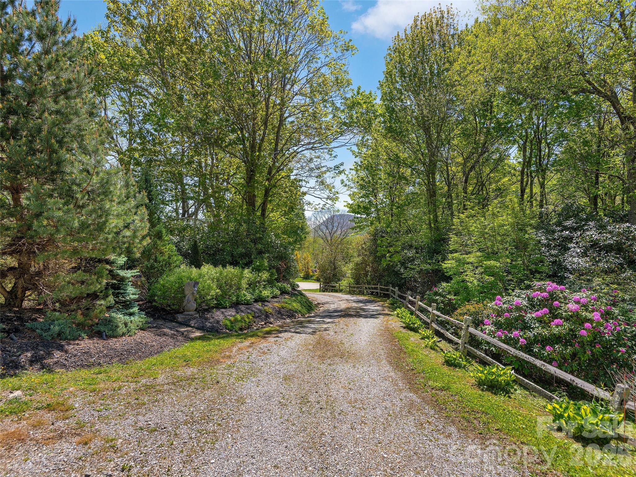 350 Snow Flake Lane — Maggie Valley