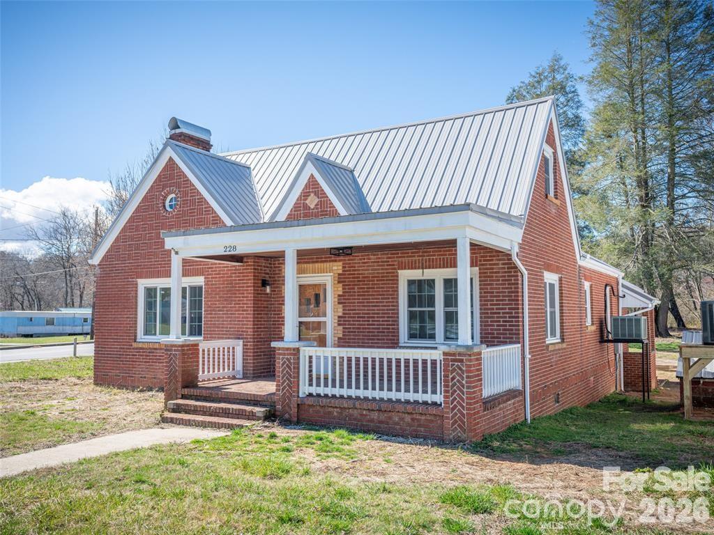 228 Main Street — Rosman
