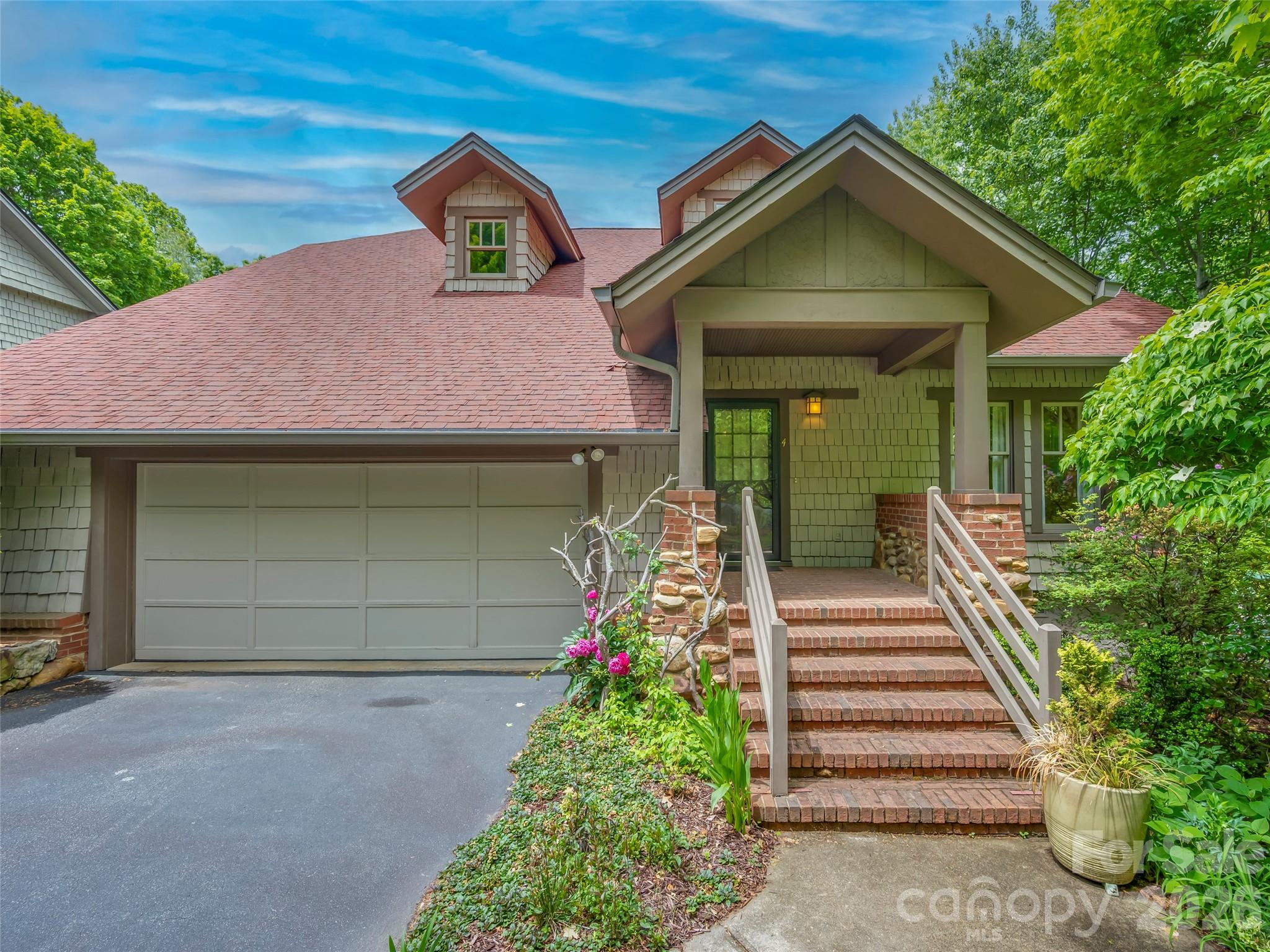 4 Lacoste Drive — Hendersonville