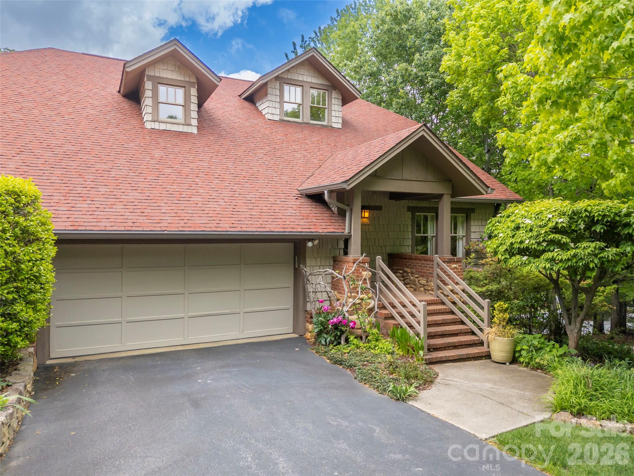 4 Lacoste Drive — Hendersonville