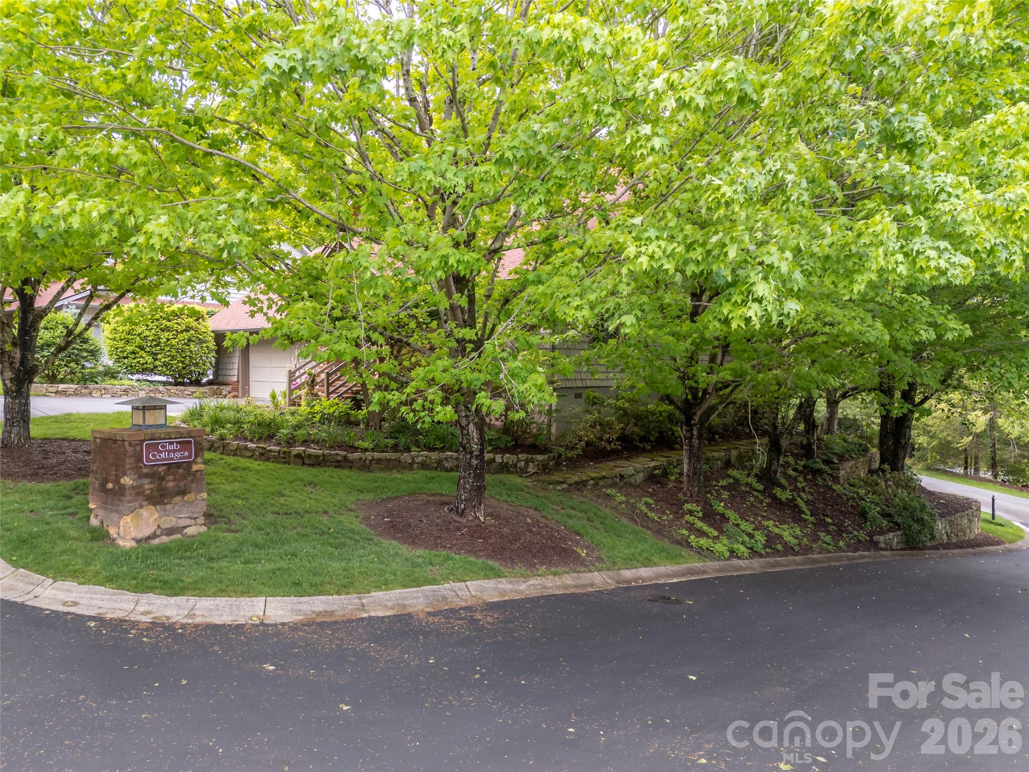 4 Lacoste Drive — Hendersonville