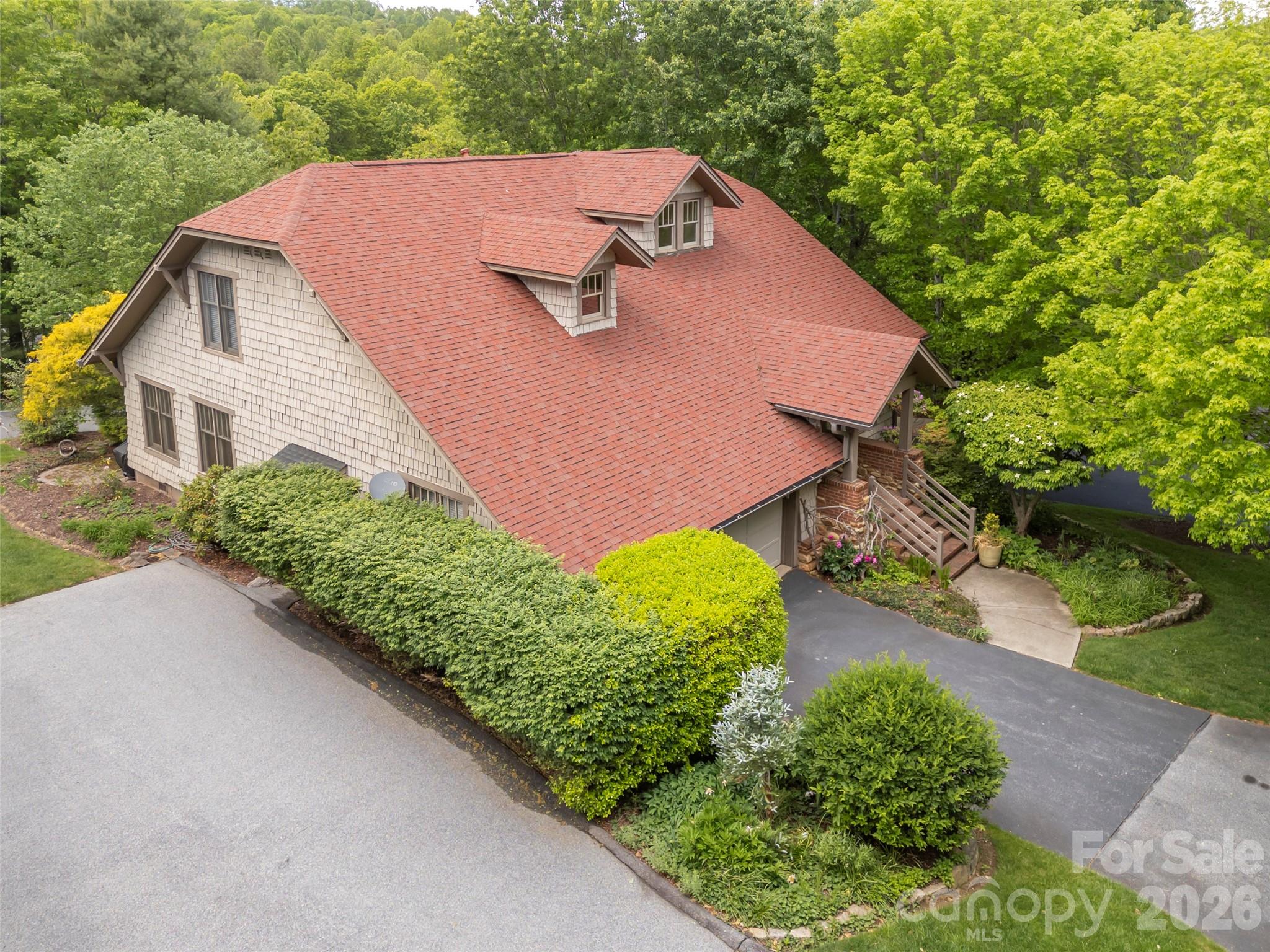 4 Lacoste Drive — Hendersonville