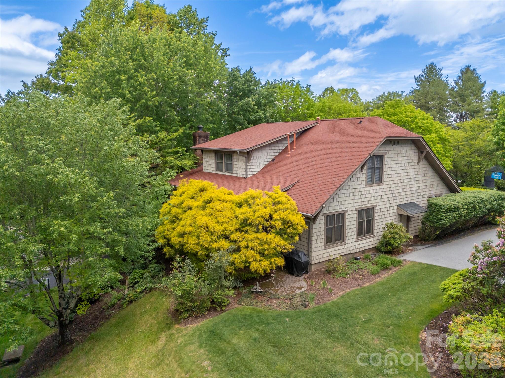 4 Lacoste Drive — Hendersonville