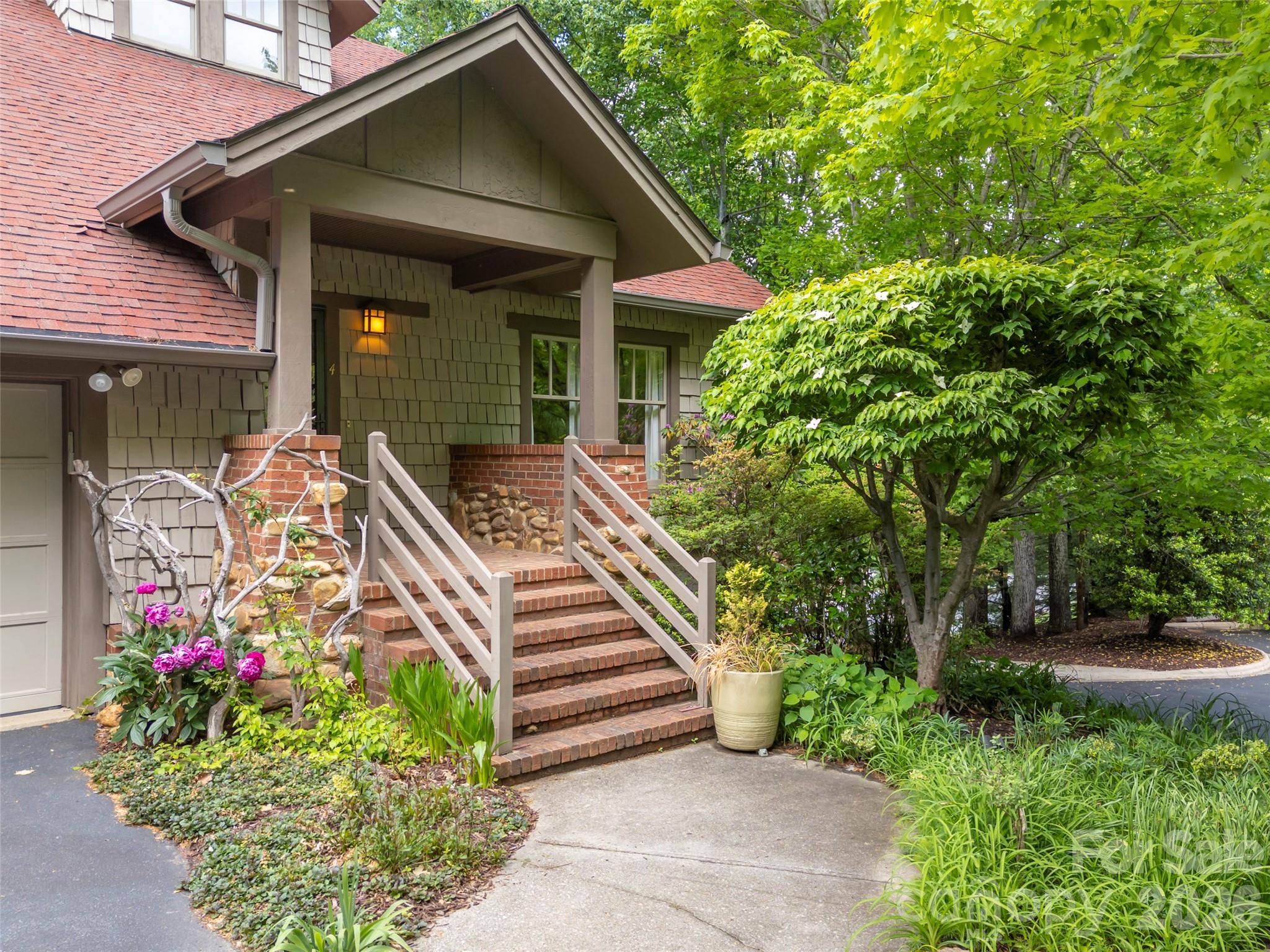4 Lacoste Drive — Hendersonville