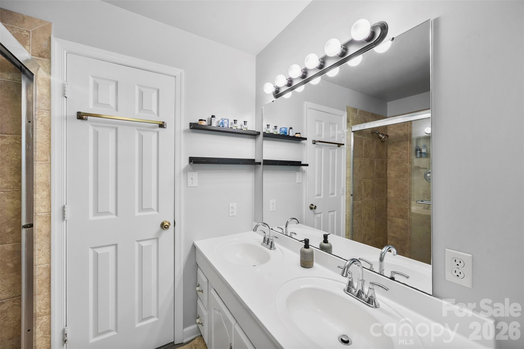 2411 Roundabout Lane — Charlotte