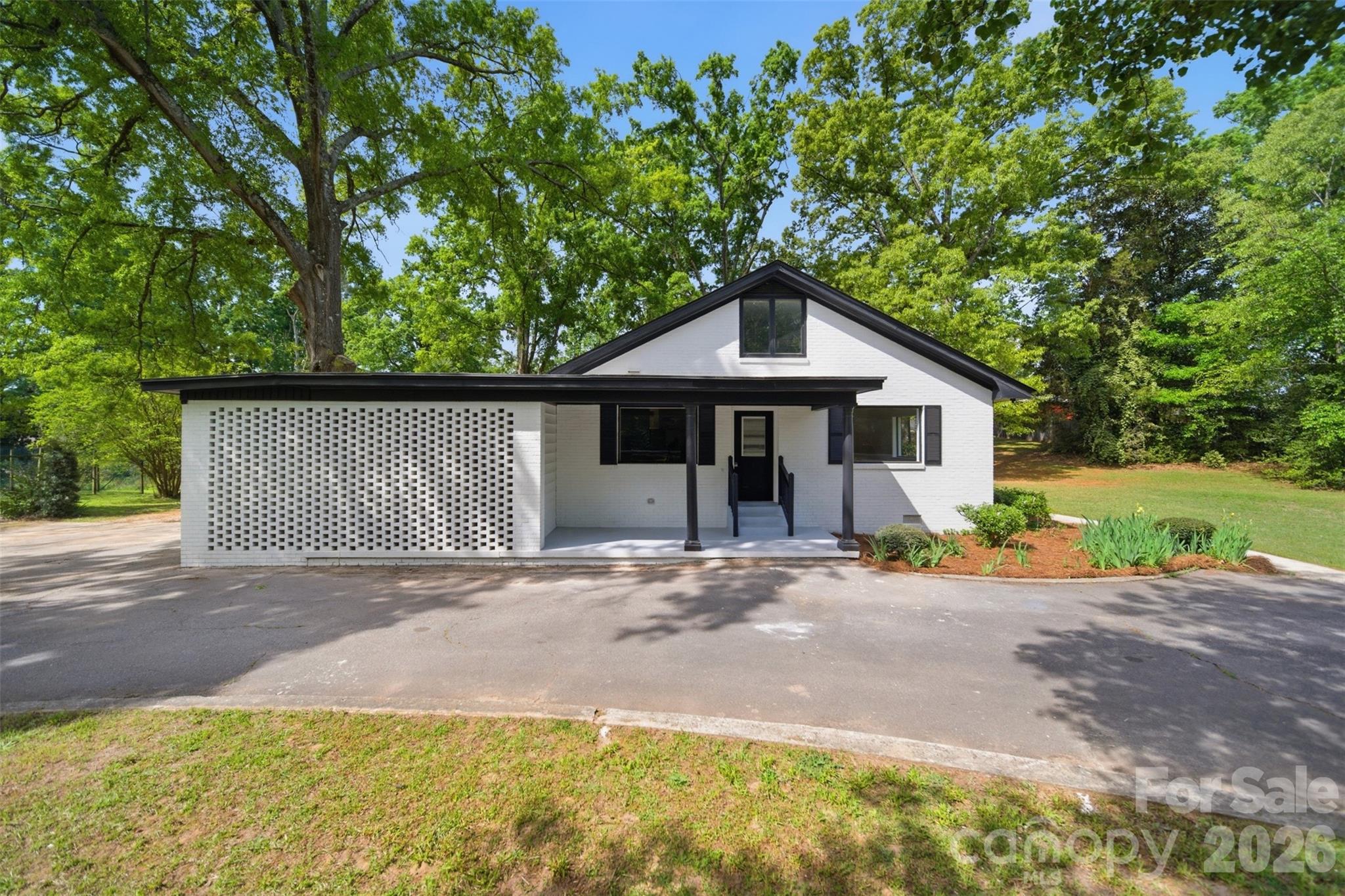 907 Amelia Street — Newberry