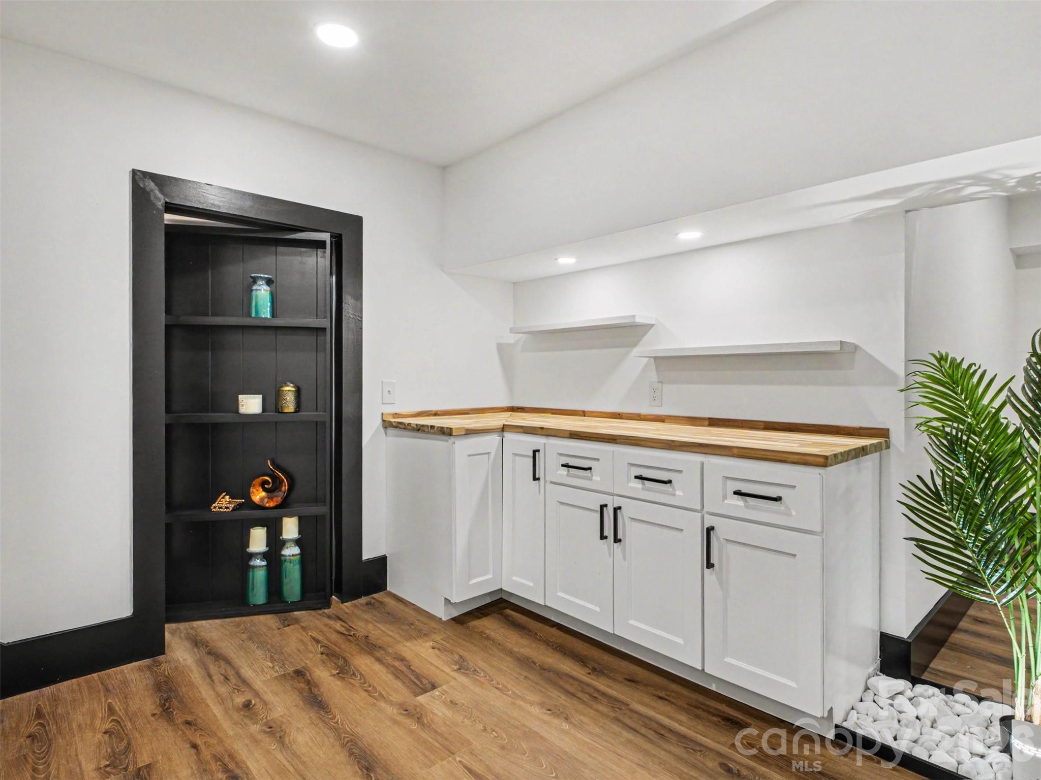 1831 Elizabeth Oaks Avenue — Charlotte