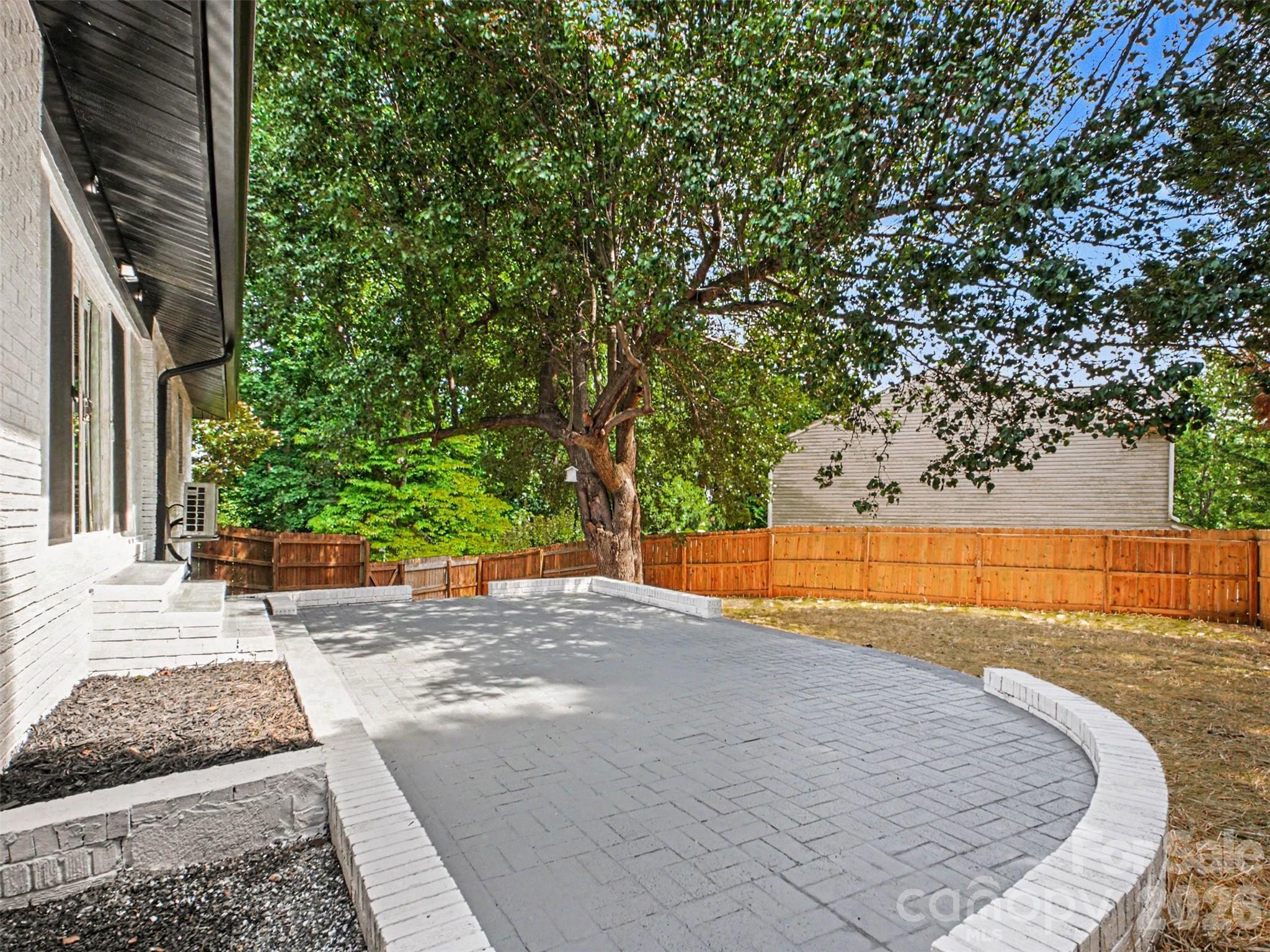 1831 Elizabeth Oaks Avenue — Charlotte