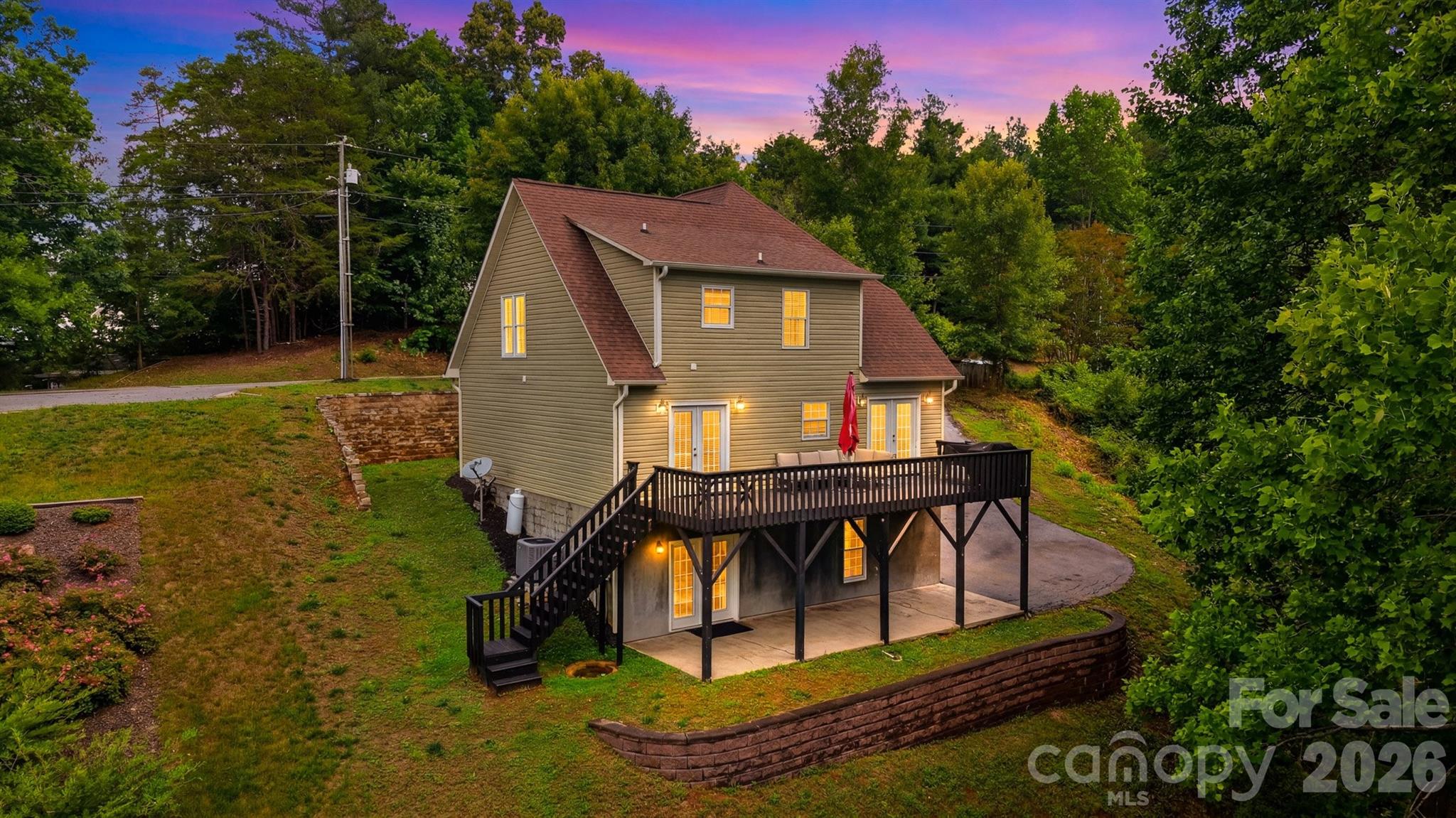 909 36th Avenue NW — Hickory