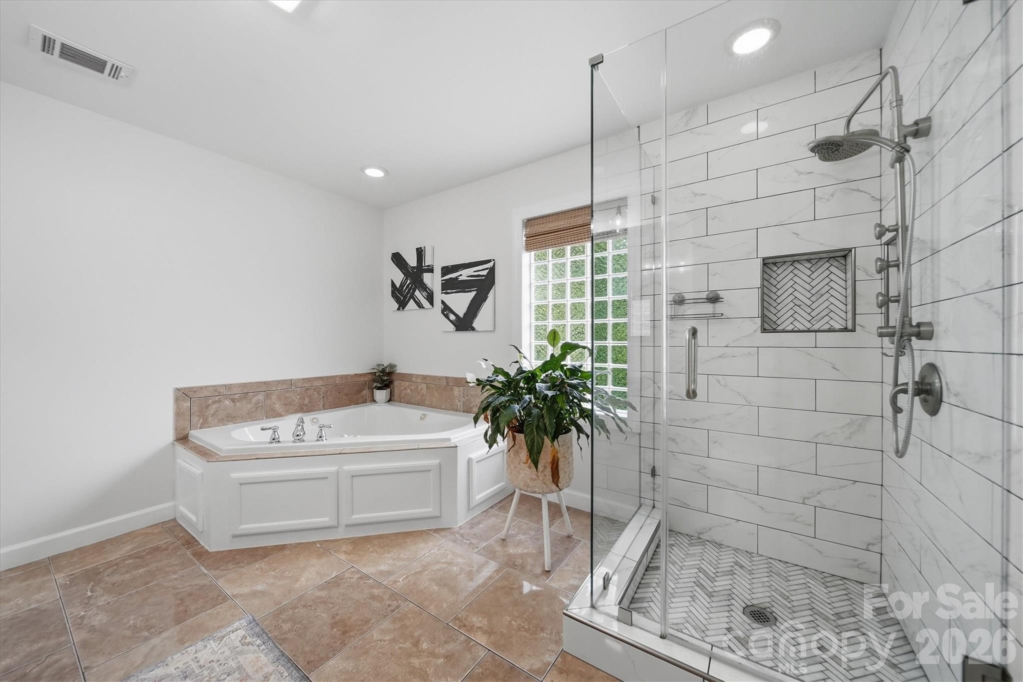 909 36th Avenue NW — Hickory
