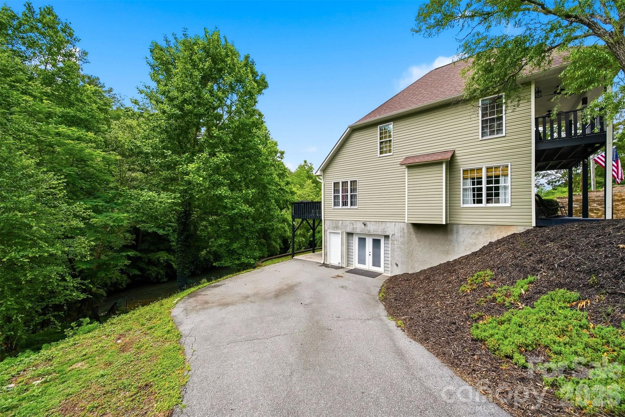 909 36th Avenue NW — Hickory