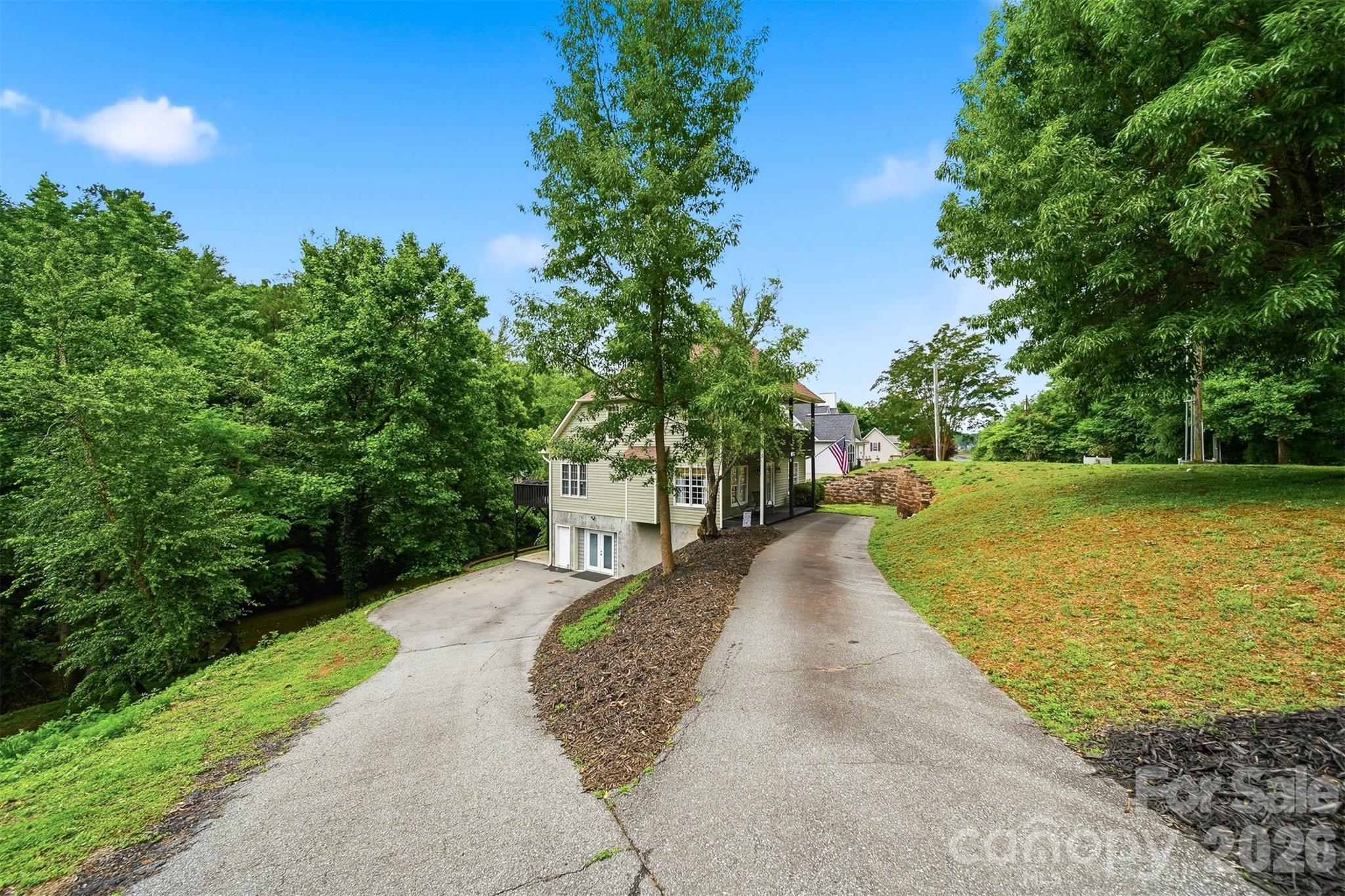 909 36th Avenue NW — Hickory