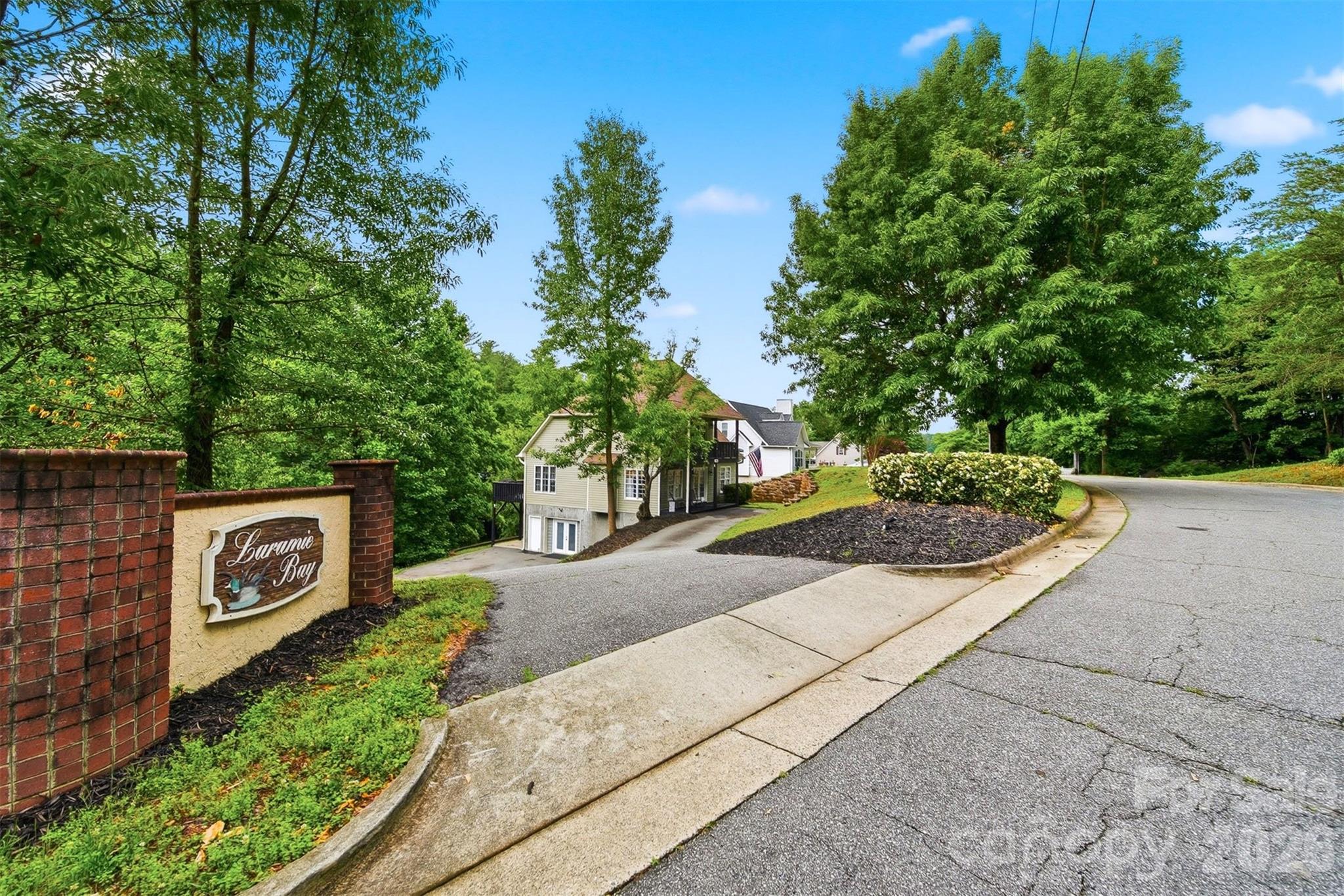 909 36th Avenue NW — Hickory