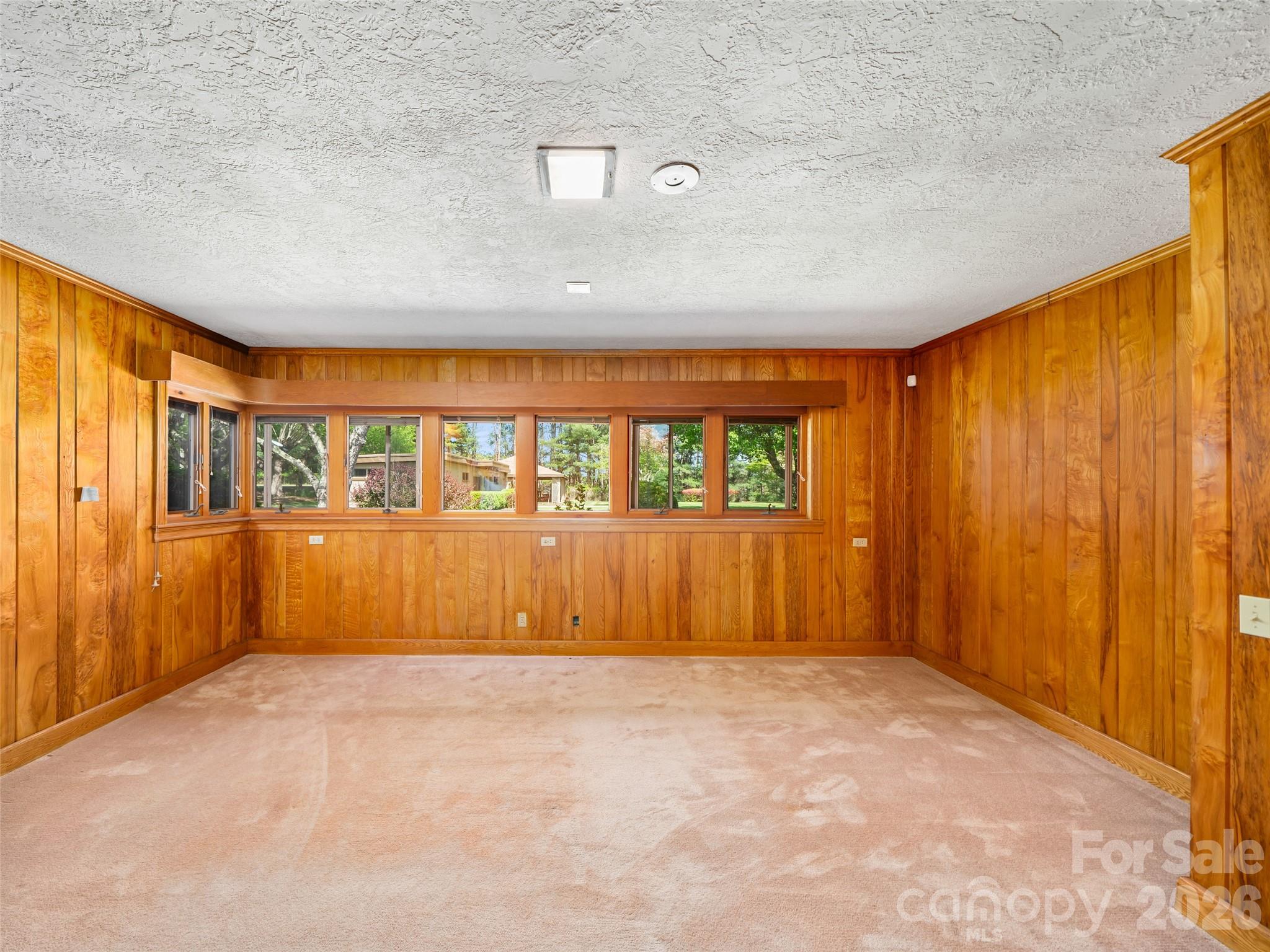 110 Crest View Road — Burnsville