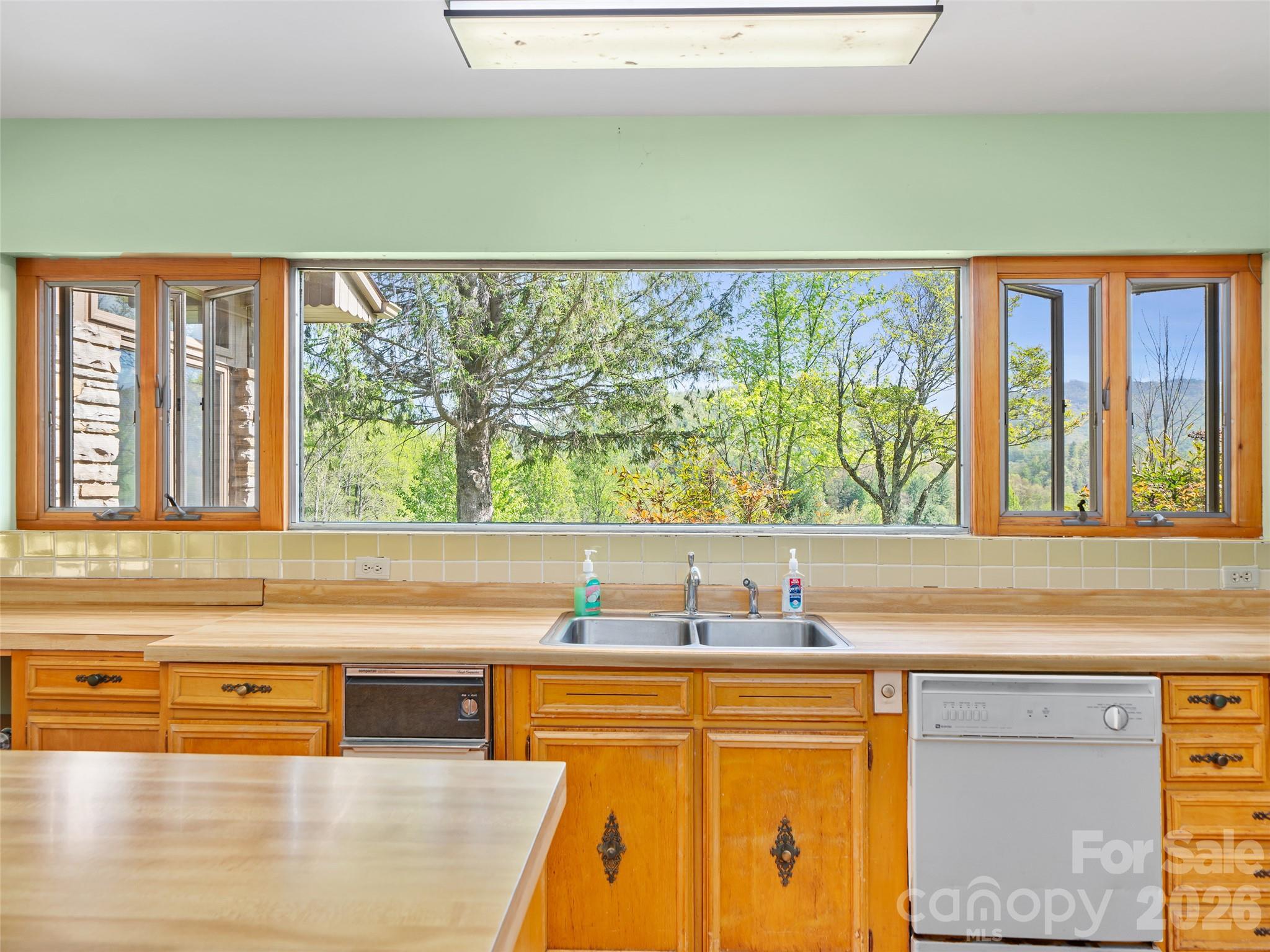 110 Crest View Road — Burnsville