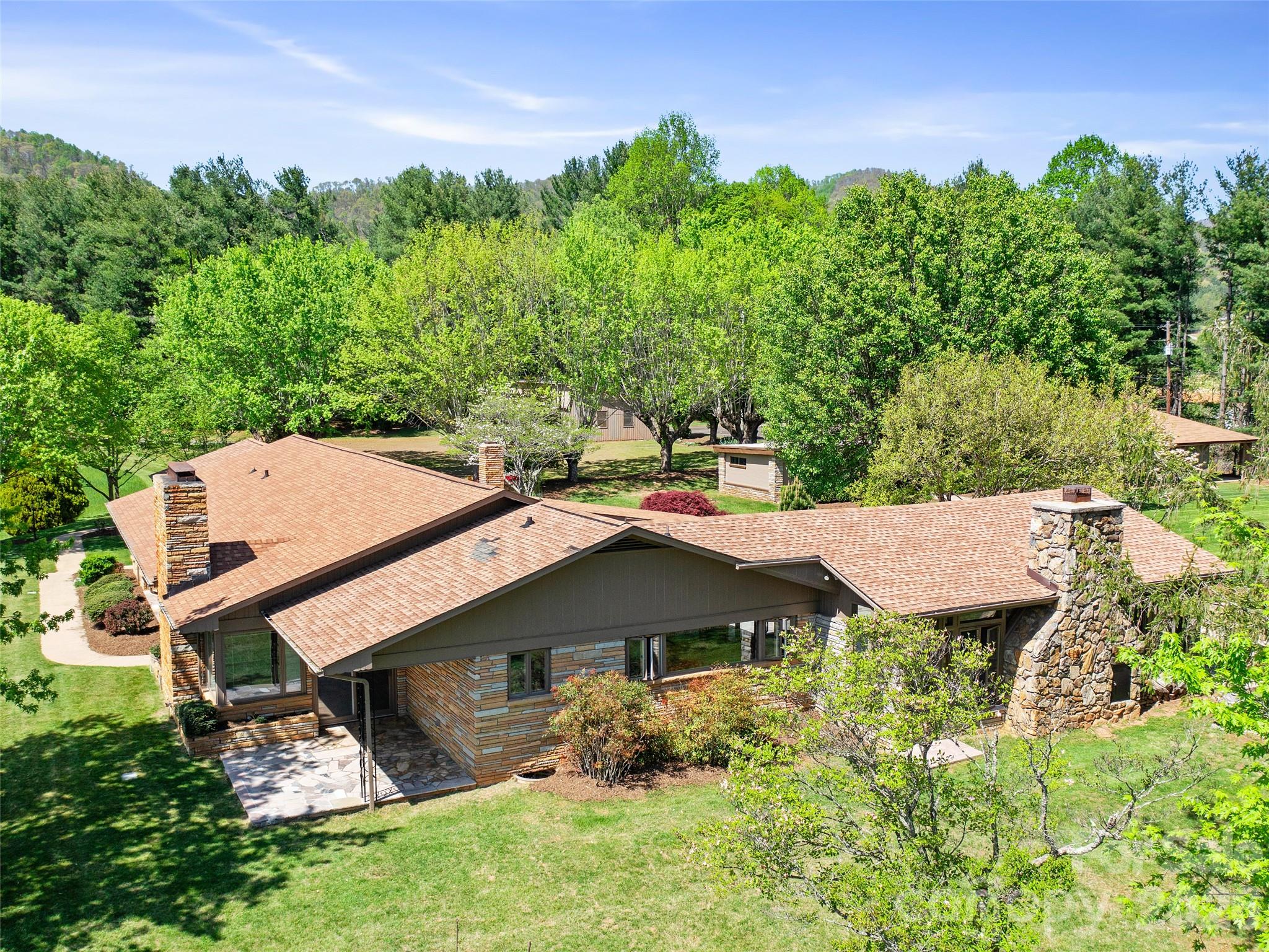 110 Crest View Road — Burnsville