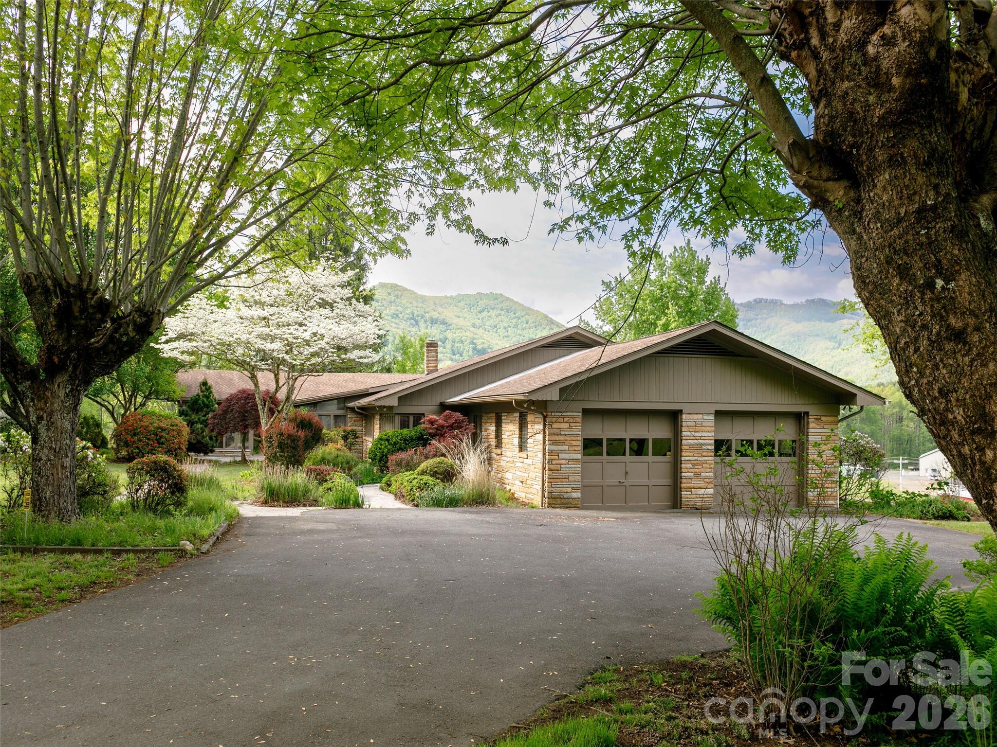 110 Crest View Road — Burnsville