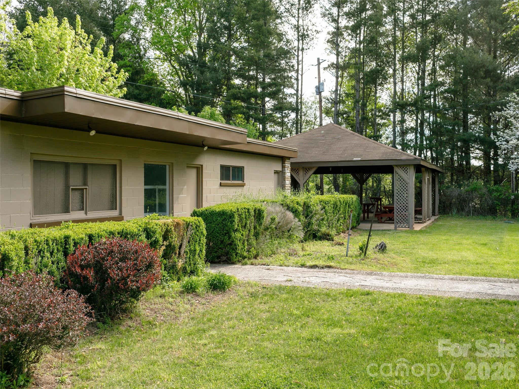 110 Crest View Road — Burnsville