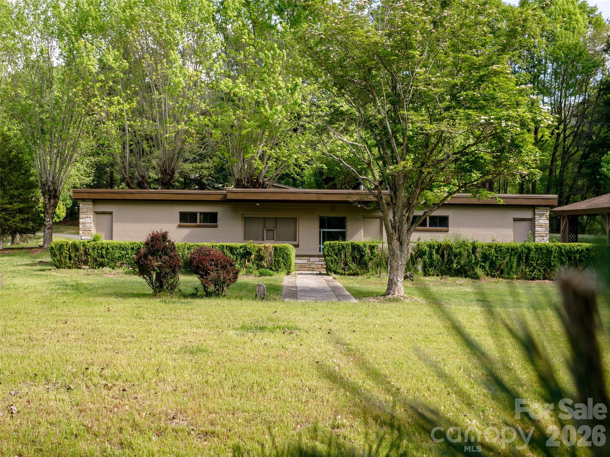 110 Crest View Road — Burnsville