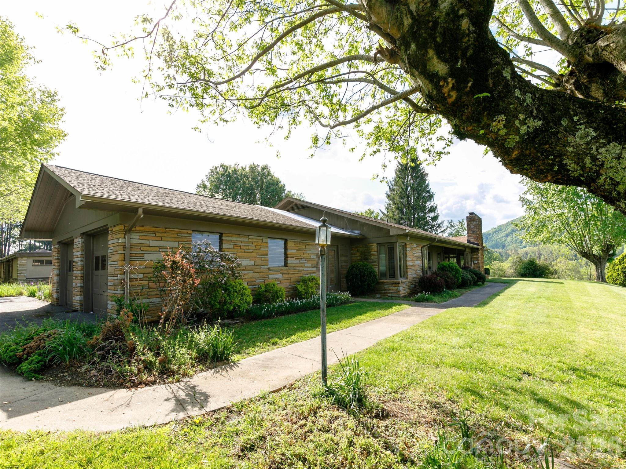 110 Crest View Road — Burnsville