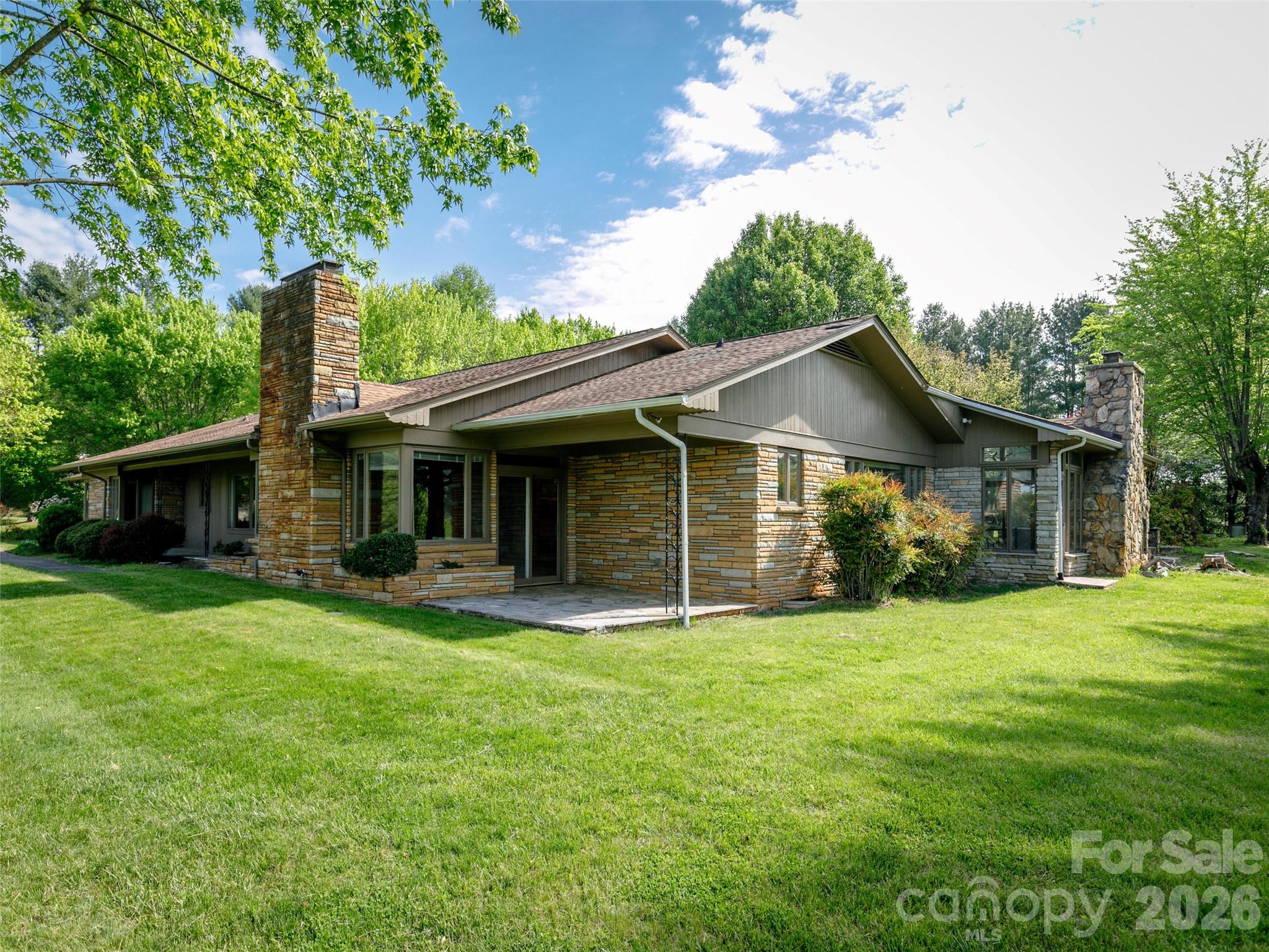 110 Crest View Road — Burnsville