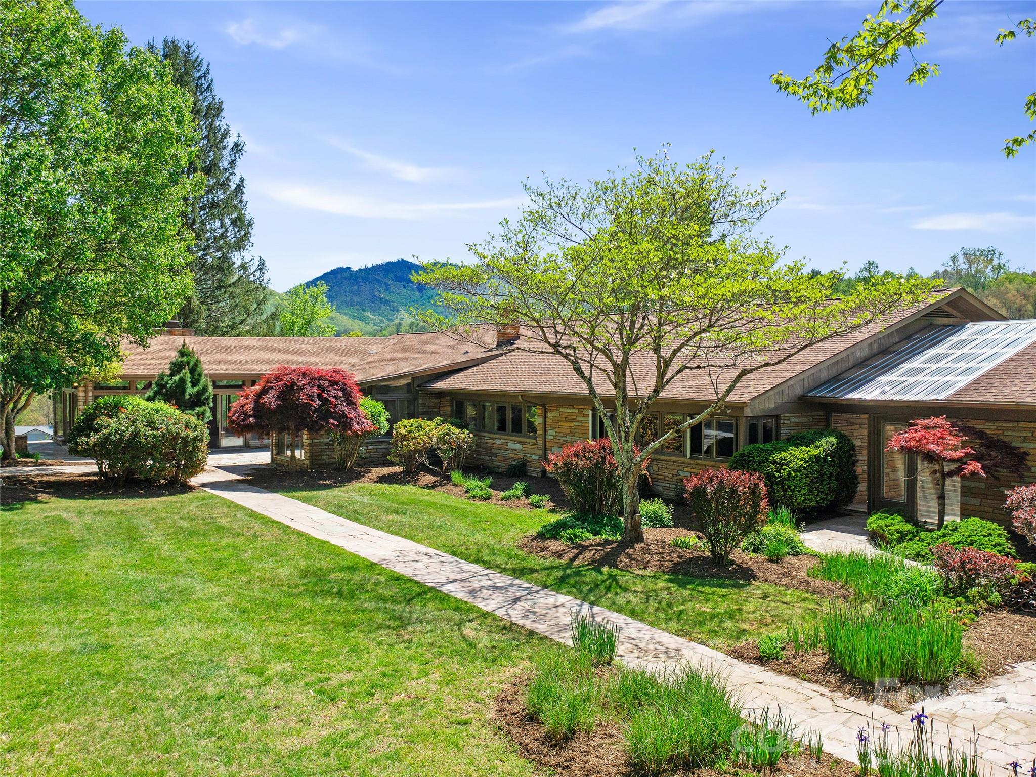 110 Crest View Road — Burnsville