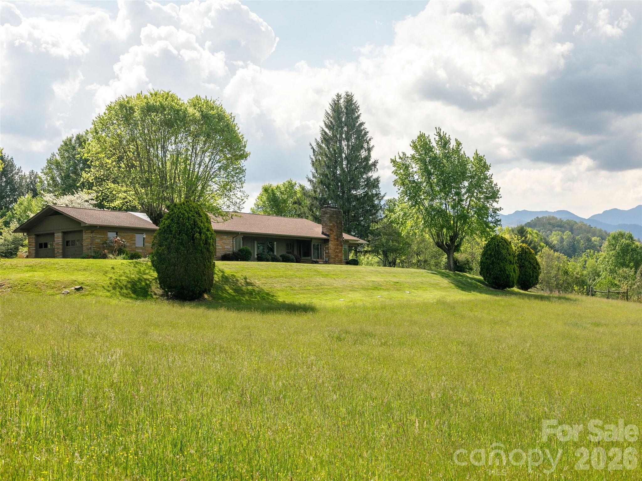 110 Crest View Road — Burnsville