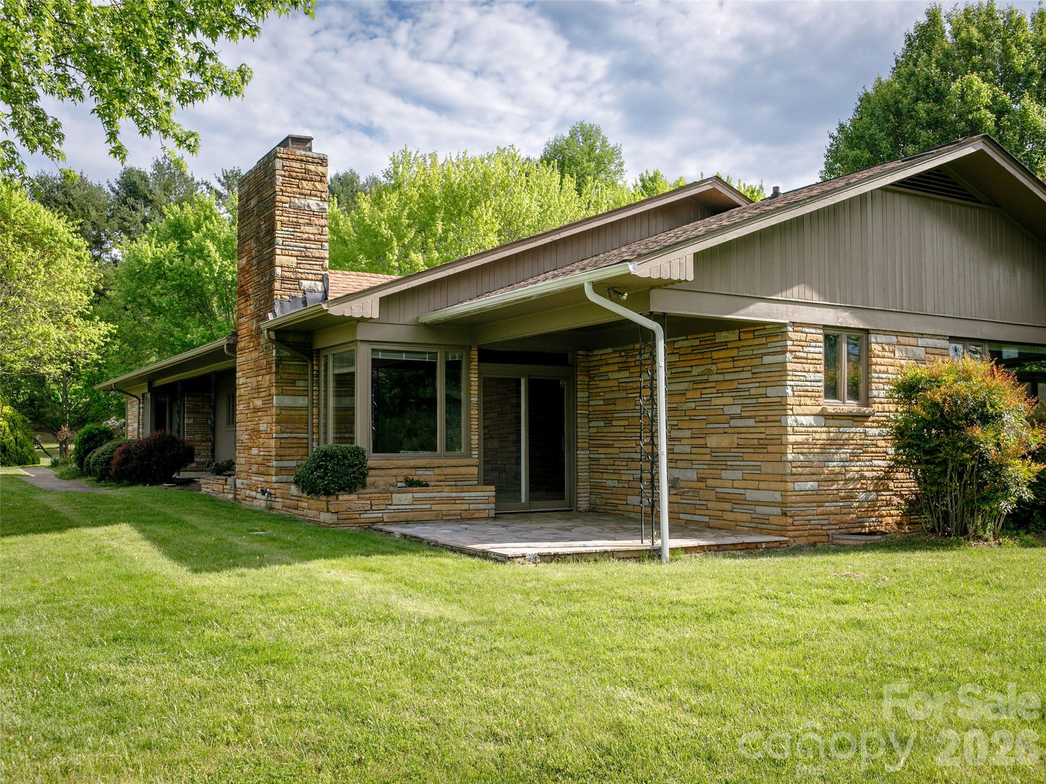 110 Crest View Road — Burnsville