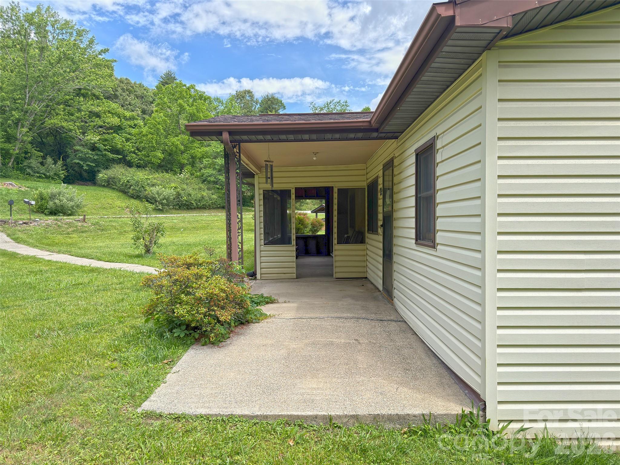 22 Mcminn Road — Hendersonville