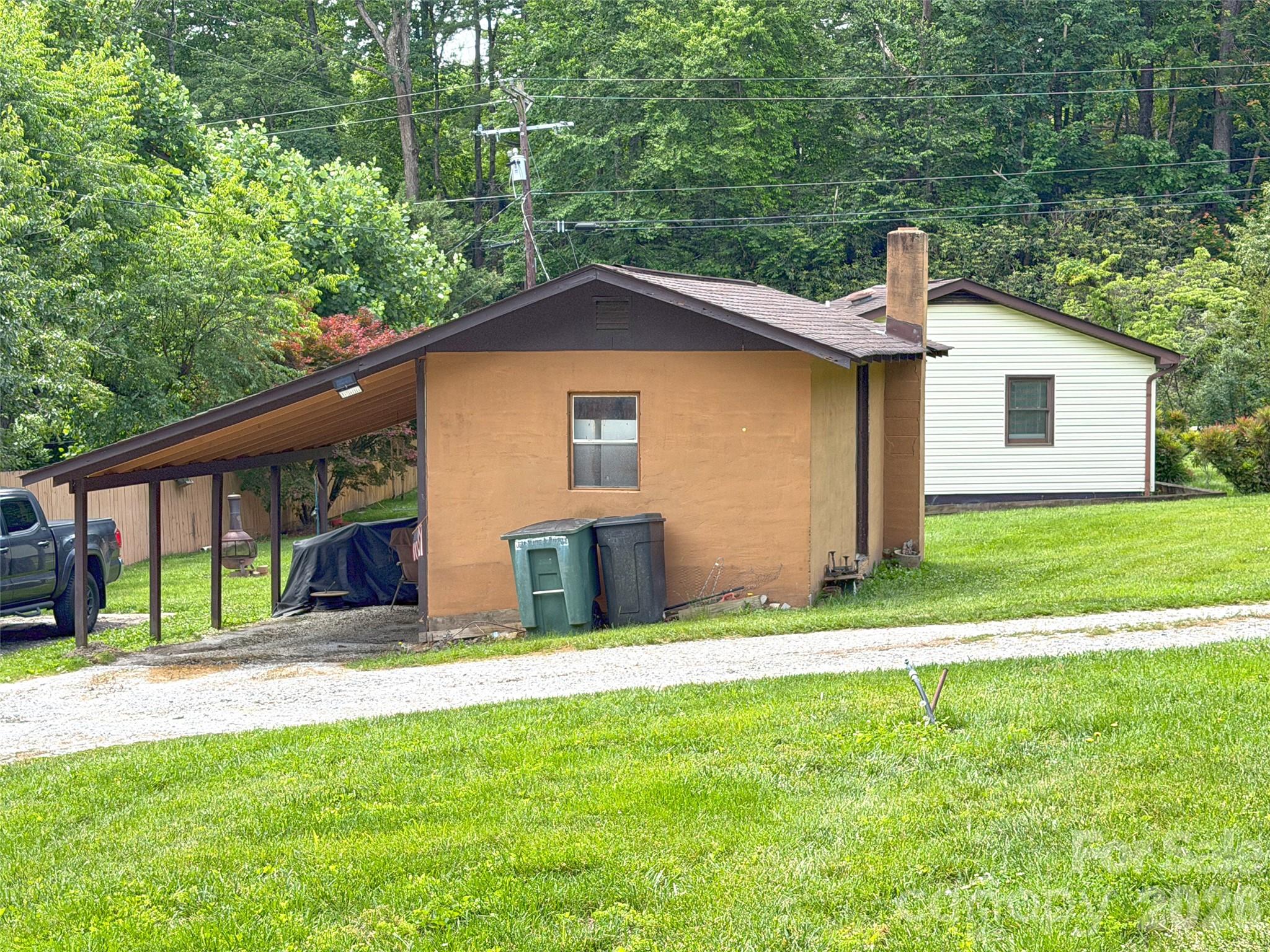 22 Mcminn Road — Hendersonville