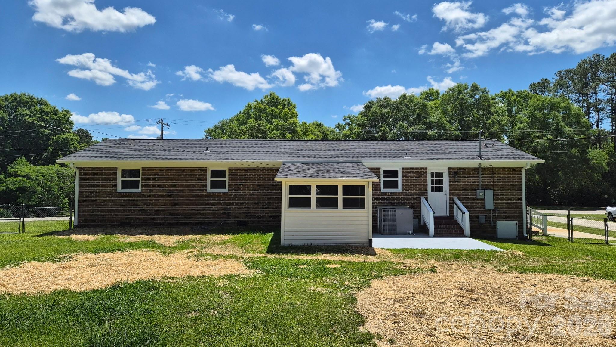 2047 John Everall Road — Lancaster